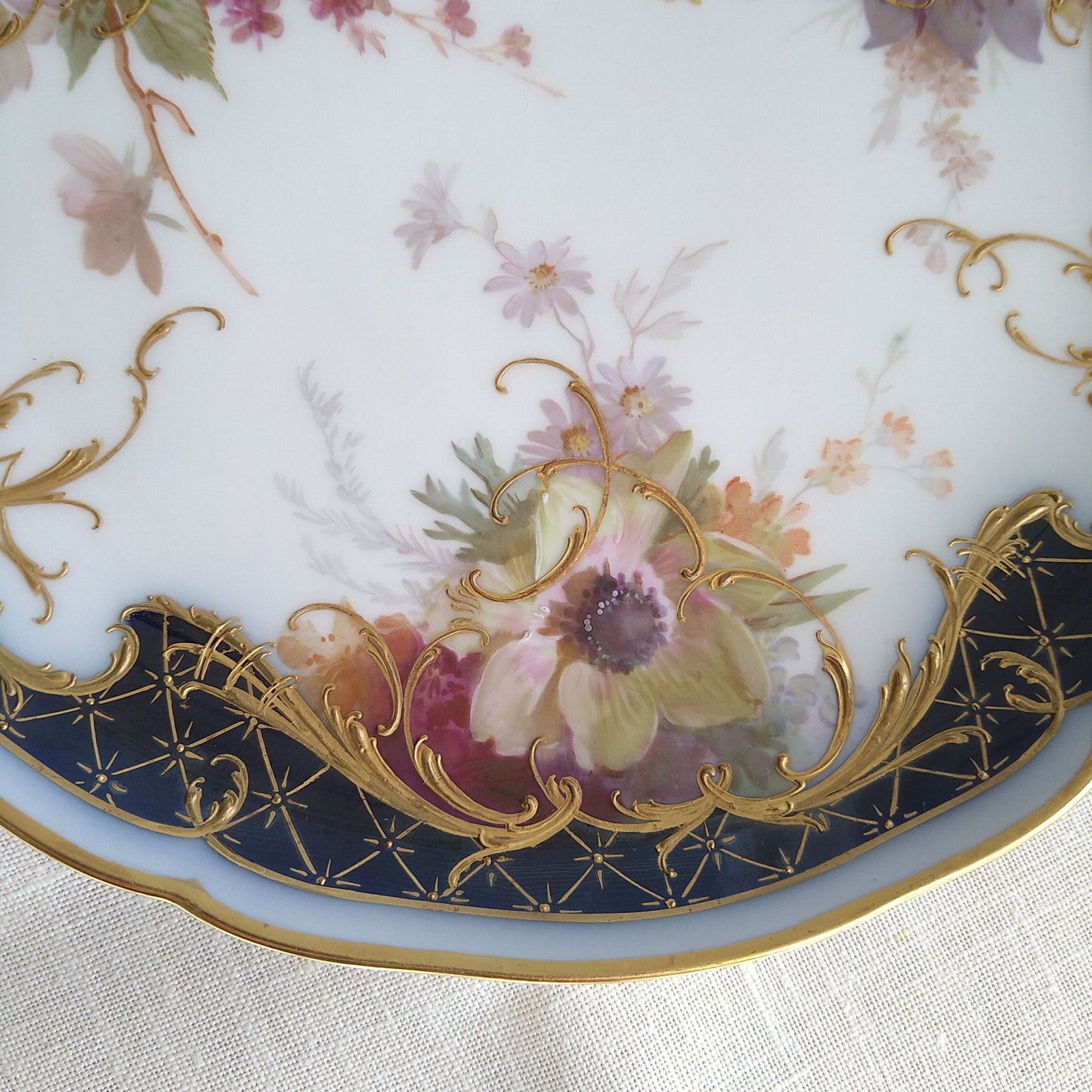 1912年KPMベルリンのソフトペインティングの花々とコバルトラウンドのお皿直径約22㎝D