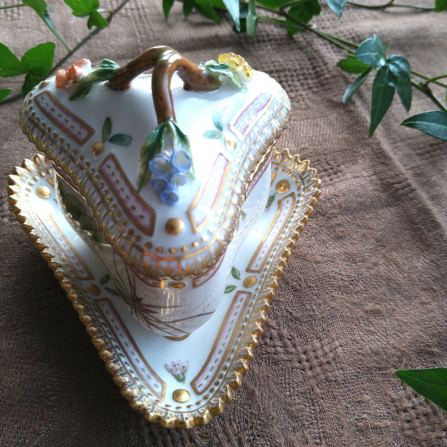 1960年代のRoyalCopenhagenフローラダニカの3角シトロンカップソーサー、花はハナワラビです。/FloraDanicaCitronCupSaucer