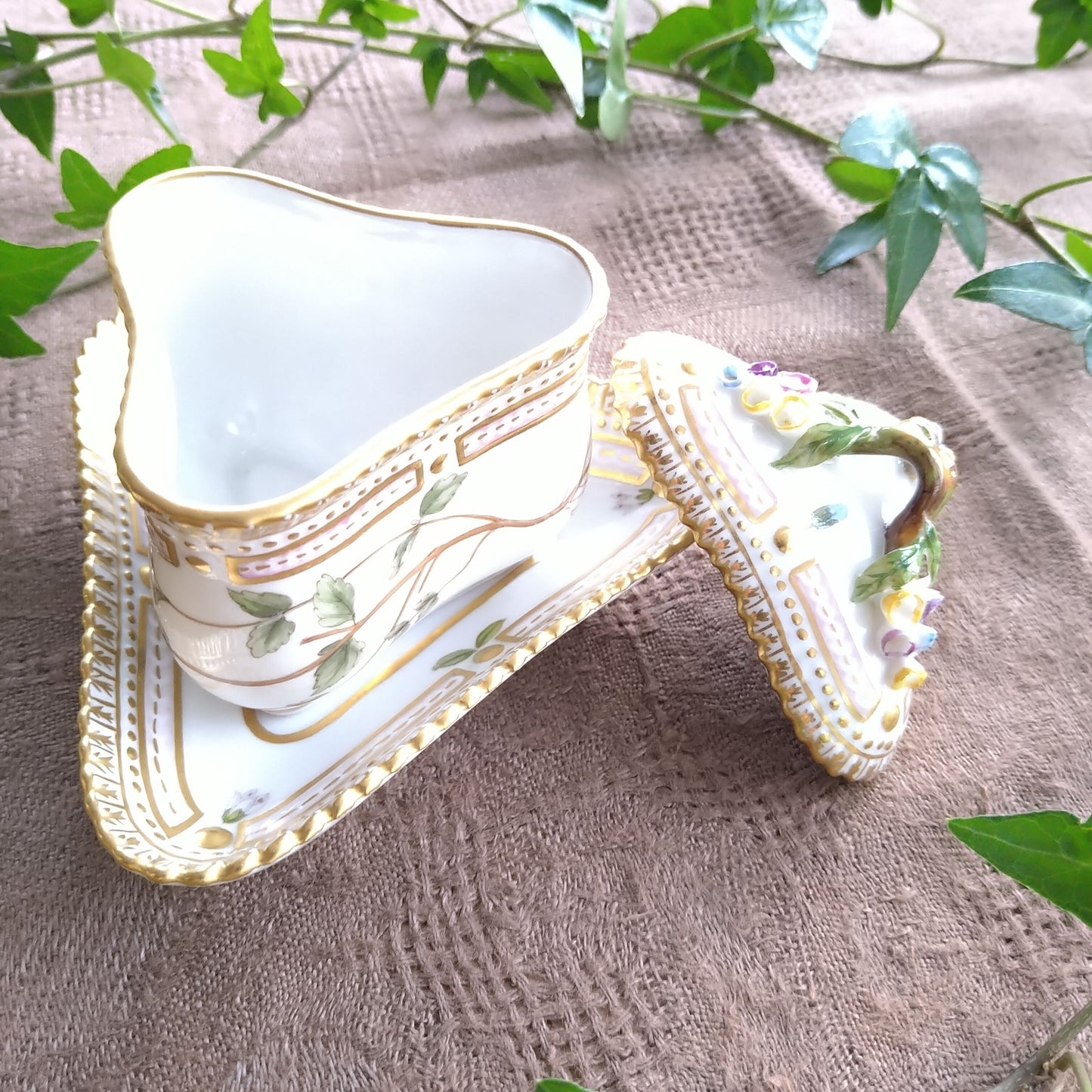 1960年代のRoyalCopenhagenフローラダニカ三角シトロンカップソーサー花はヴェロニカです。/FloraDanicaCitronCupSaucer
