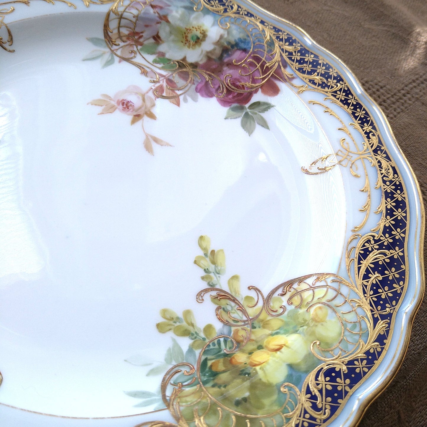 1850～1924年のMeissenマイセン、コバルトと金彩に自然主義様式の花々のお皿は直径約21.5㎝D