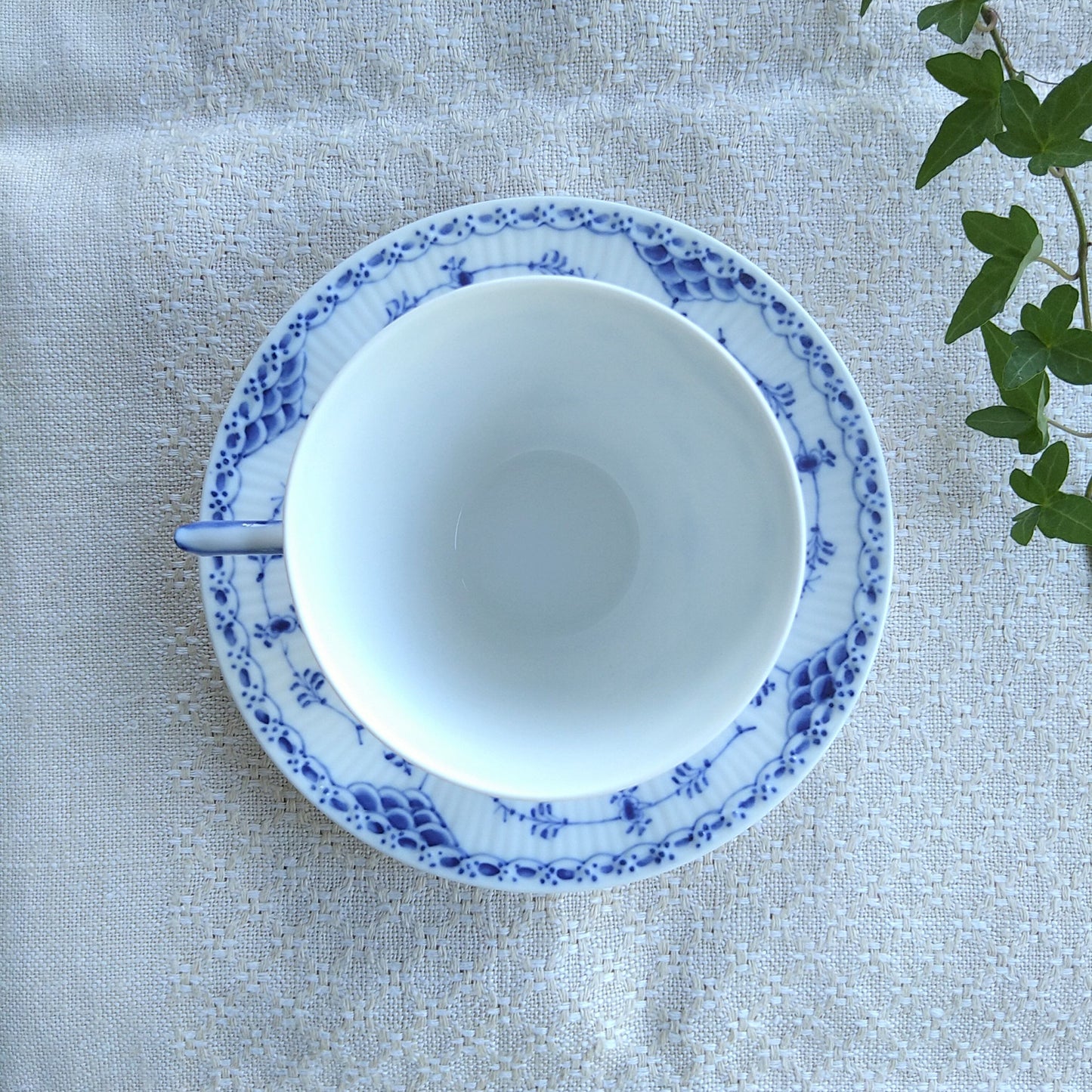 大きいんです。RoyalCopenhagen1950～70年代のブルーフルーテッドハーフレース容量約330ml！ホットチョコレートカップソーサー