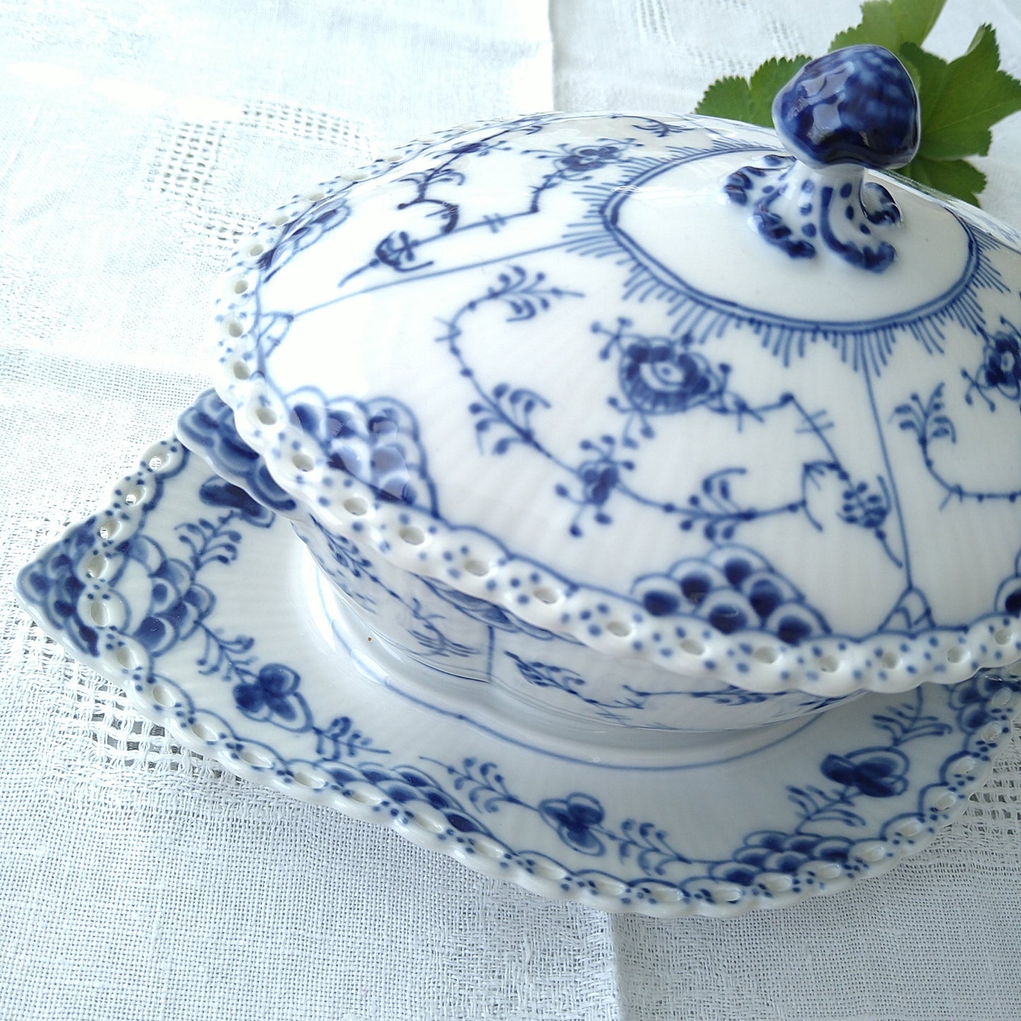 1969～1979年RoyalCopenhagenブルーフルーテッドフルレース蓋つきソースボードSauceBoatWithCoverAndStand400ml24㎝L