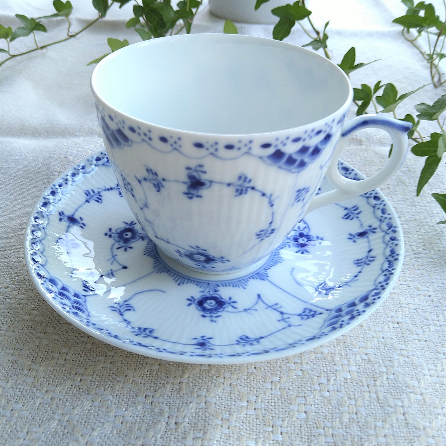 大きいんです。RoyalCopenhagen1950～70年代のブルーフルーテッドハーフレース容量約330ml！ホットチョコレートカップソーサー