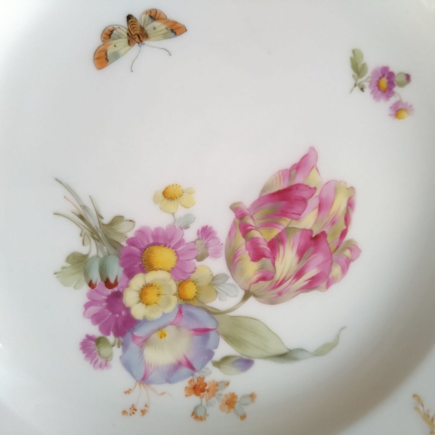 1915～1920年頃のKPMベルリン、忘れな草とレースの縁どり、チューリップブーケの絵付け直径約21.8㎝Dのお皿