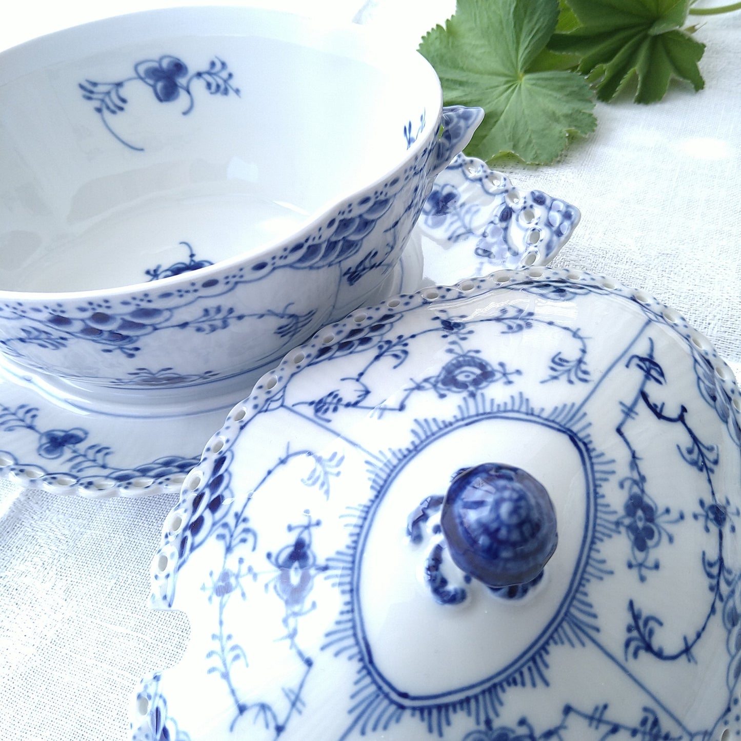 1969～1979年RoyalCopenhagenブルーフルーテッドフルレース蓋つきソースボードSauceBoatWithCoverAndStand400ml24㎝L