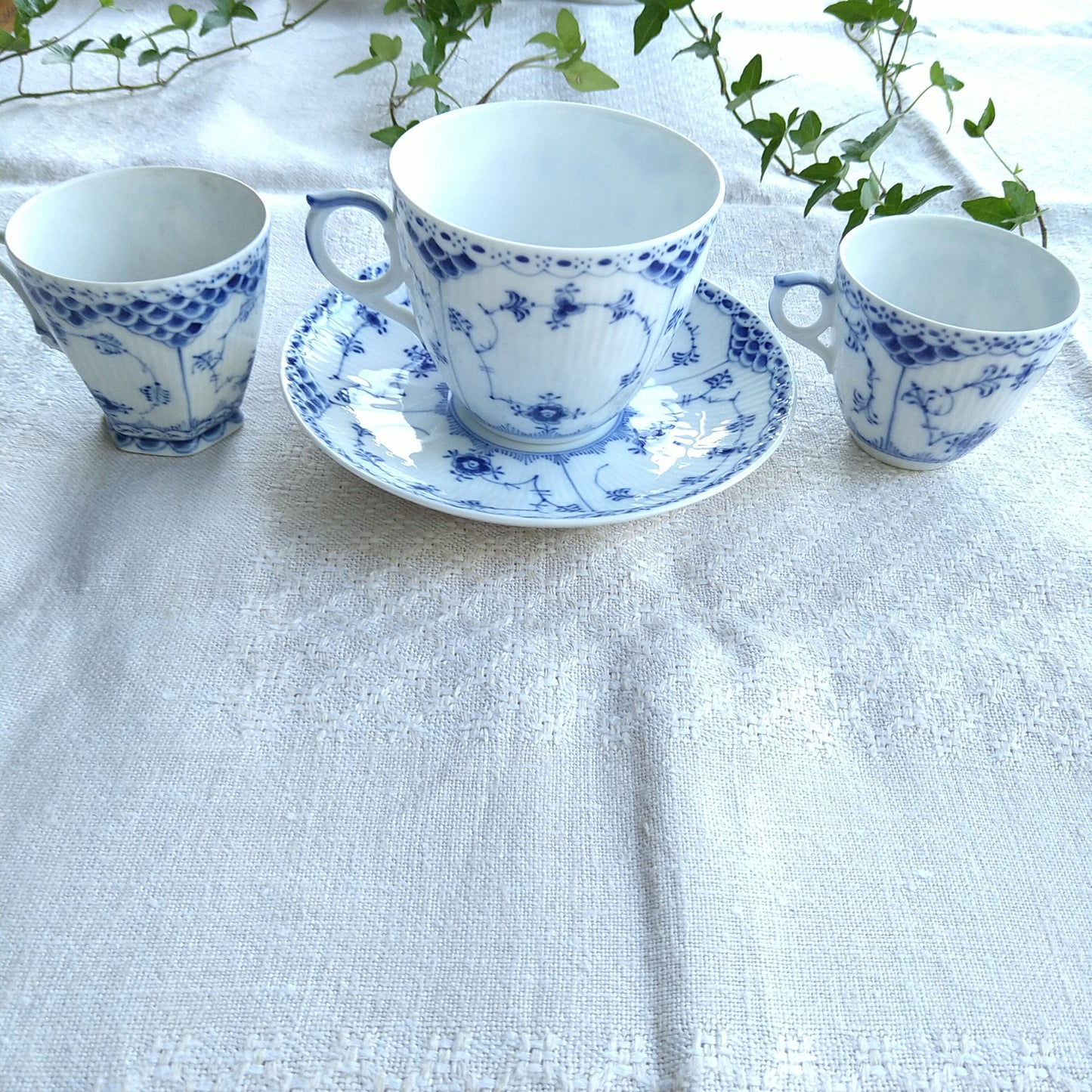 大きいんです。RoyalCopenhagen1950～70年代のブルーフルーテッドハーフレース容量約330ml！ホットチョコレートカップソーサー