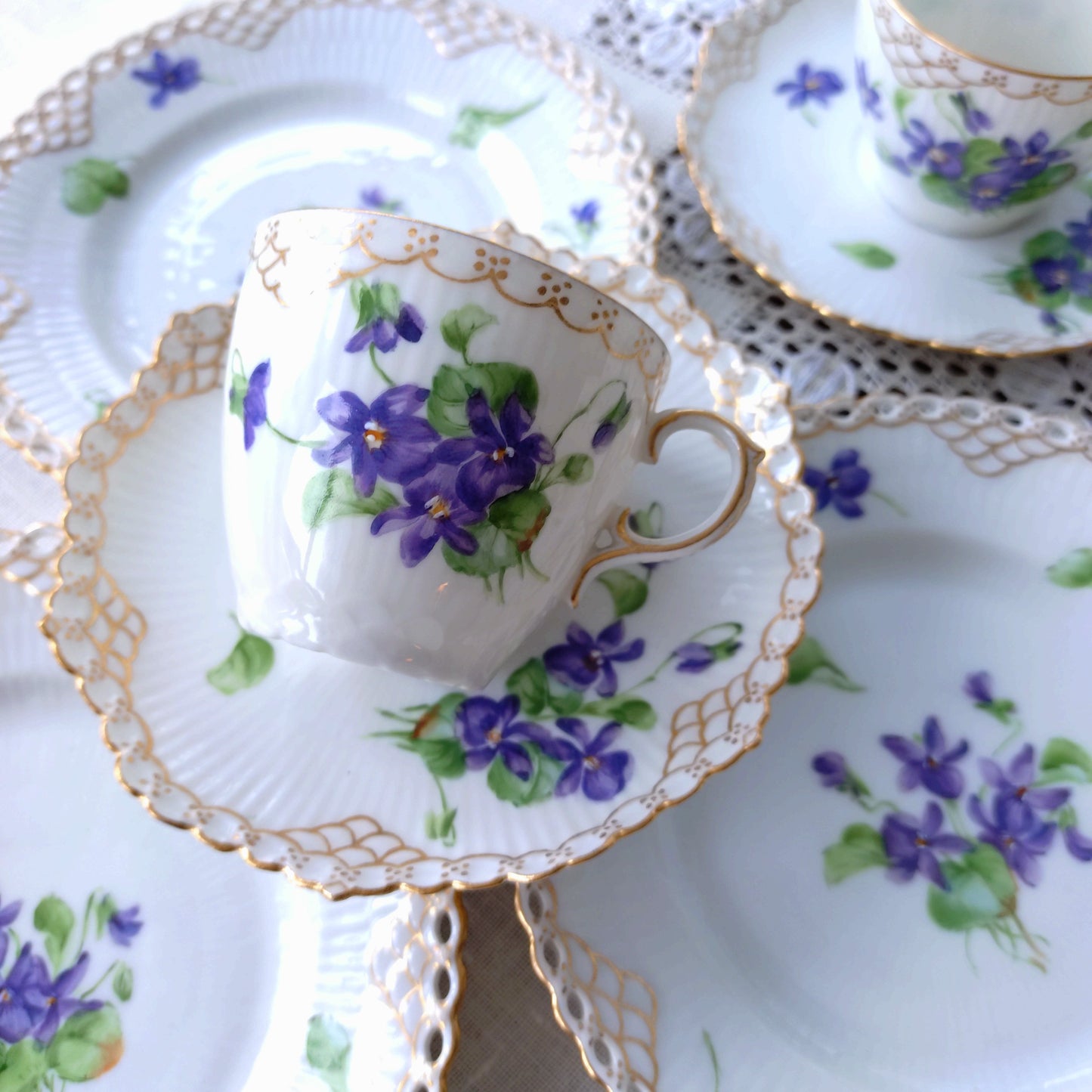 1870-1890年RoyalCopenhagenの紫のスミレのモカカップソーサー/デミタスと小さなケーキプレート直径約14.5㎝Dのトリオ