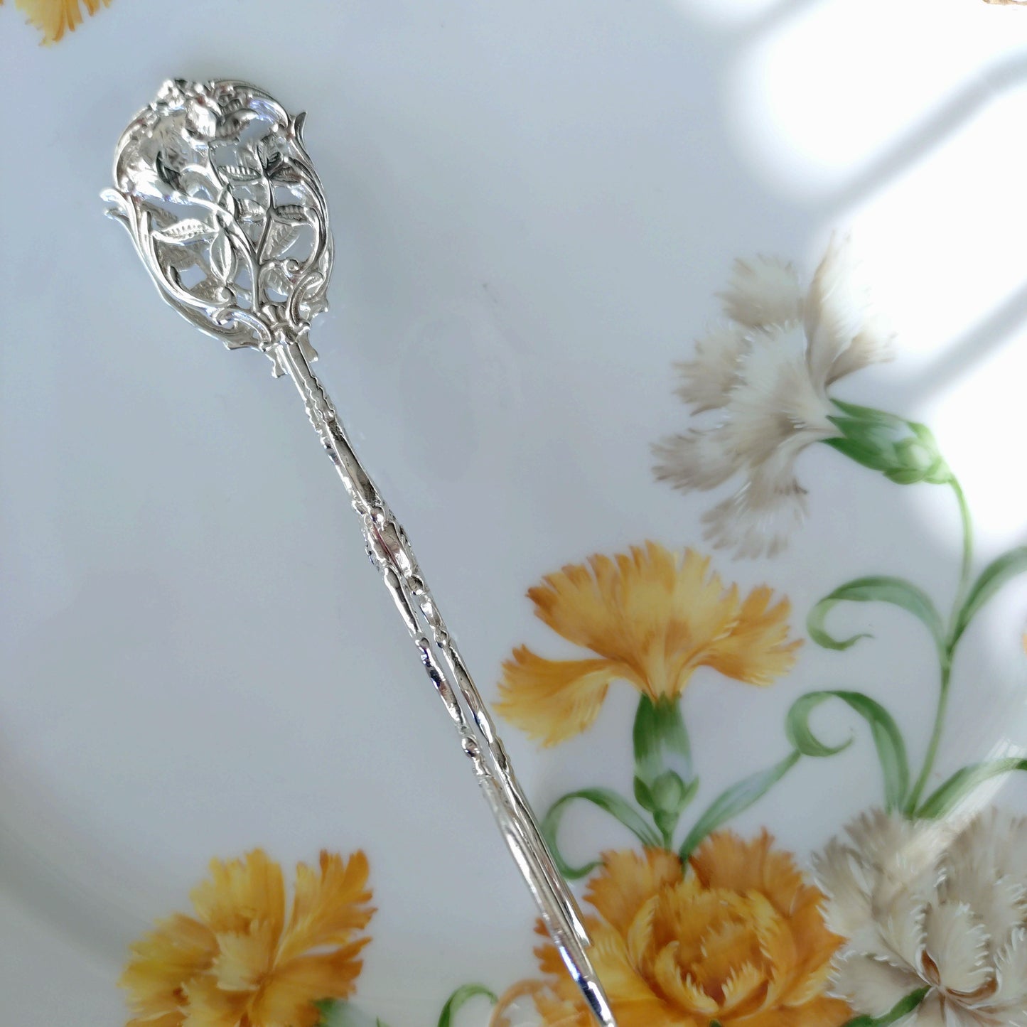 1960年スウェーデンのシルバーケーキトング🌹2輪のバラのレリーフ長さ約12.5㎝L小さめ。