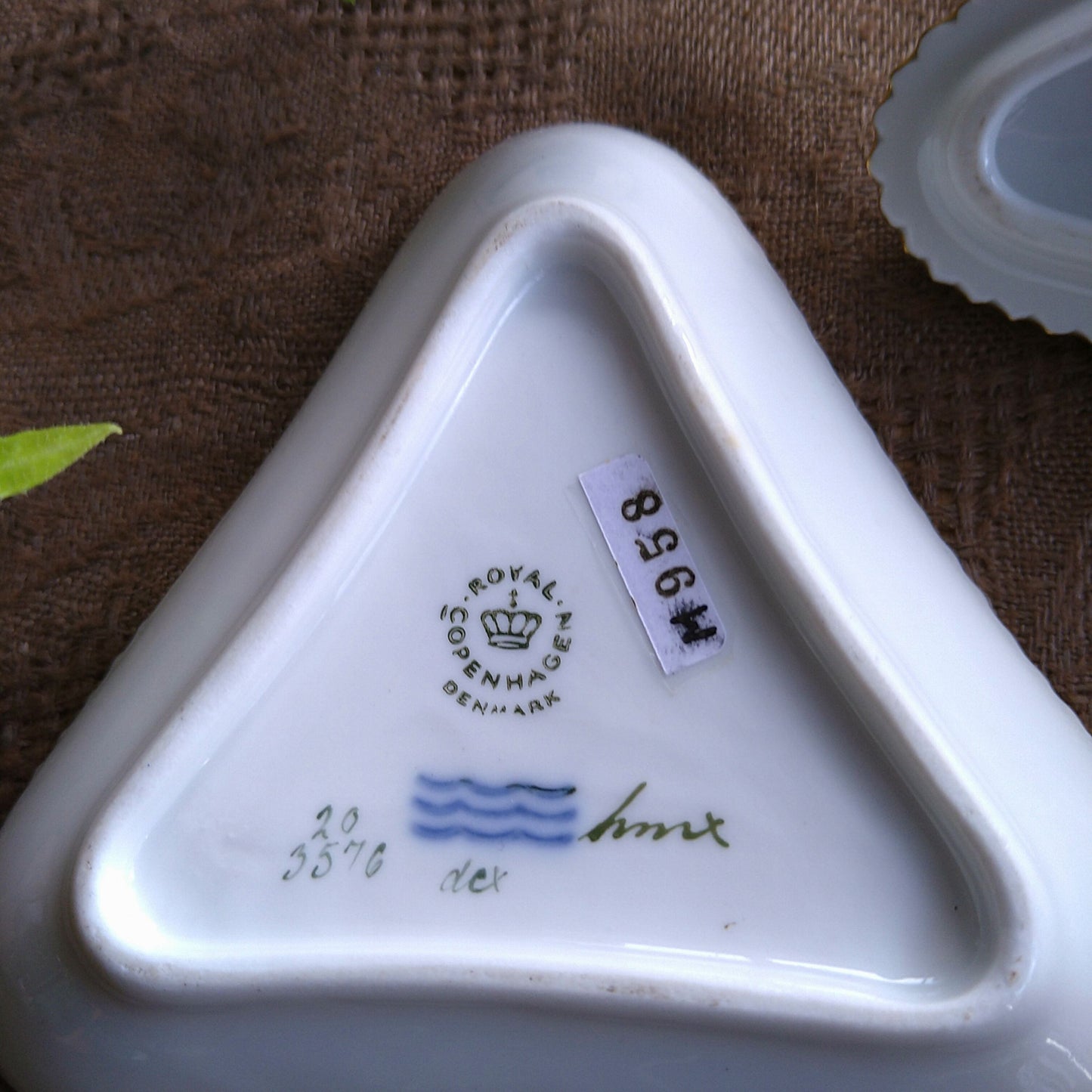 1960年代のRoyalCopenhagenフローラダニカの3角シトロンカップソーサー、花はハナワラビです。/FloraDanicaCitronCupSaucer