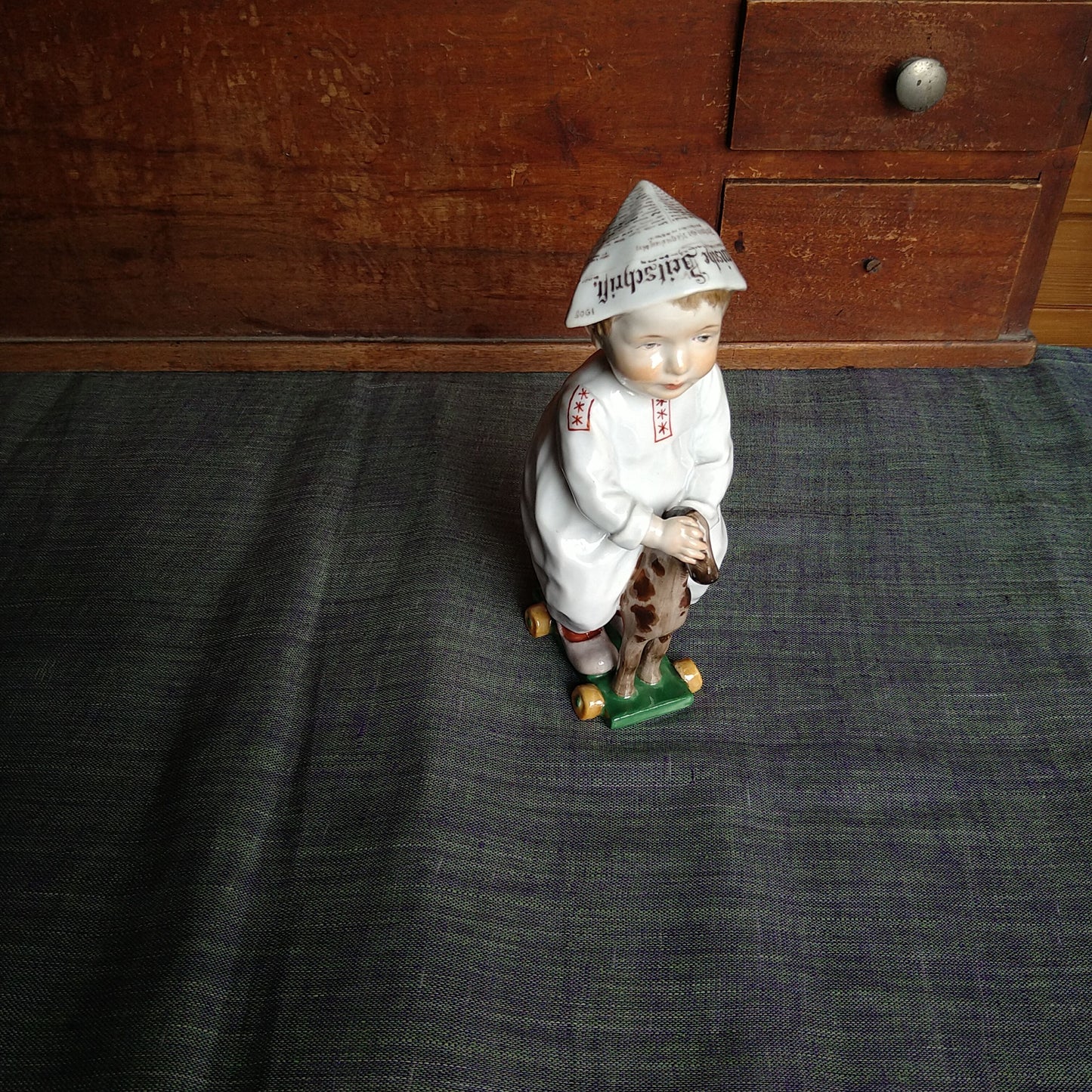 Meissen1905～1924年のヘンチェルの子供達/木馬で遊ぶ子 高さ約17㎝幅約6.5㎝W