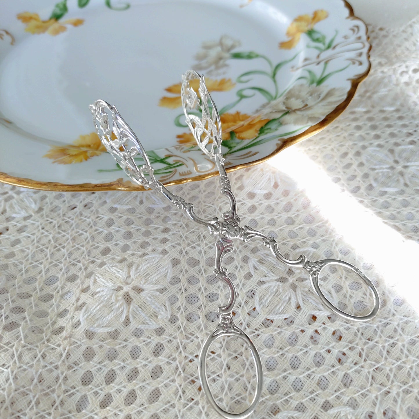 1960年スウェーデンのシルバーケーキトング🌹2輪のバラのレリーフ長さ約12.5㎝L小さめ。