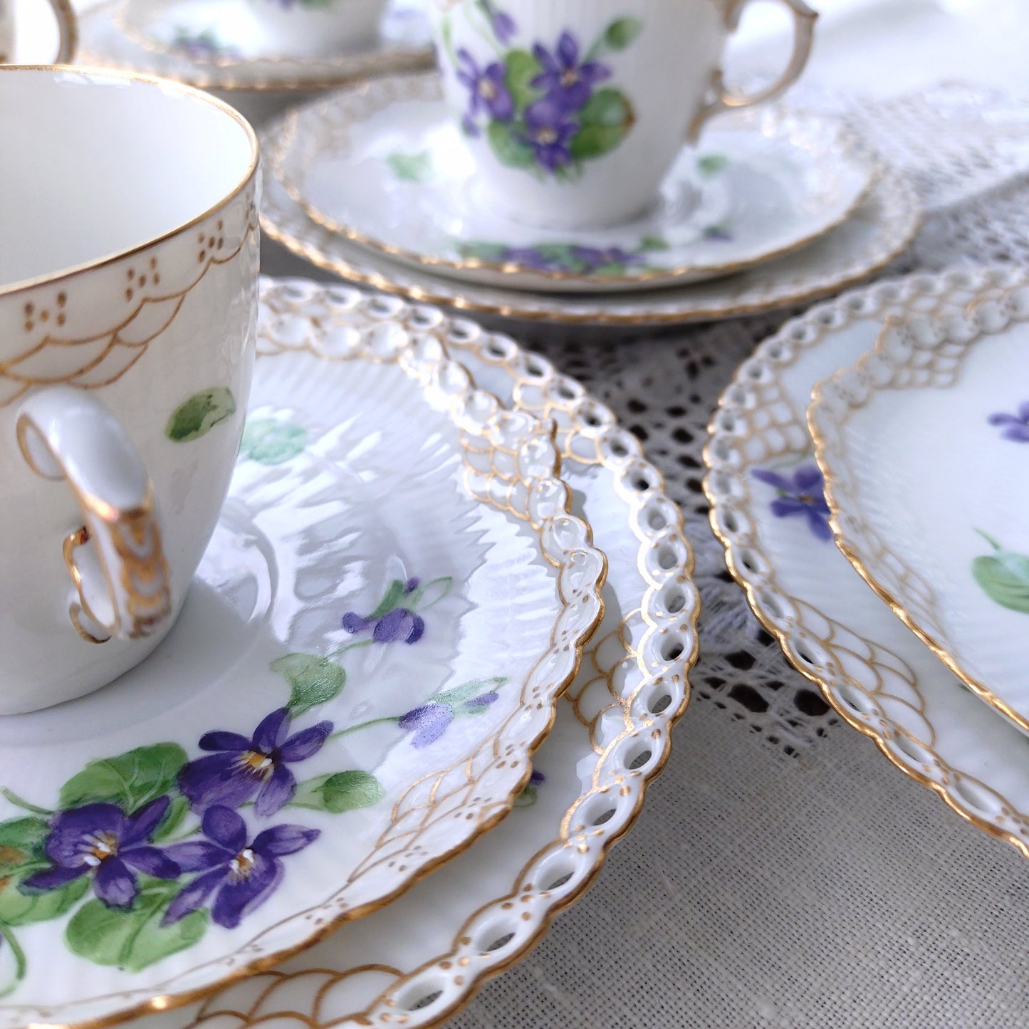 1870-1890年RoyalCopenhagenの紫のスミレのモカカップソーサー/デミタスと小さなケーキプレート直径約14.5㎝Dのトリオ