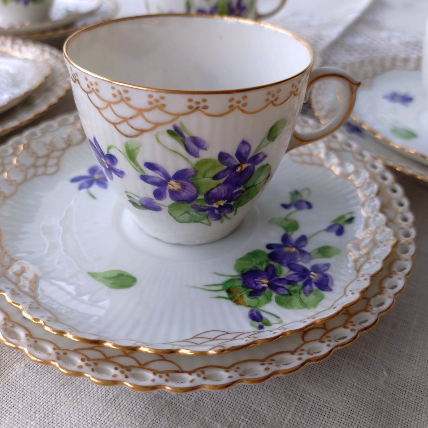 1870-1890年RoyalCopenhagenの紫のスミレのモカカップソーサー/デミタスと小さなケーキプレート直径約14.5㎝Dのトリオ