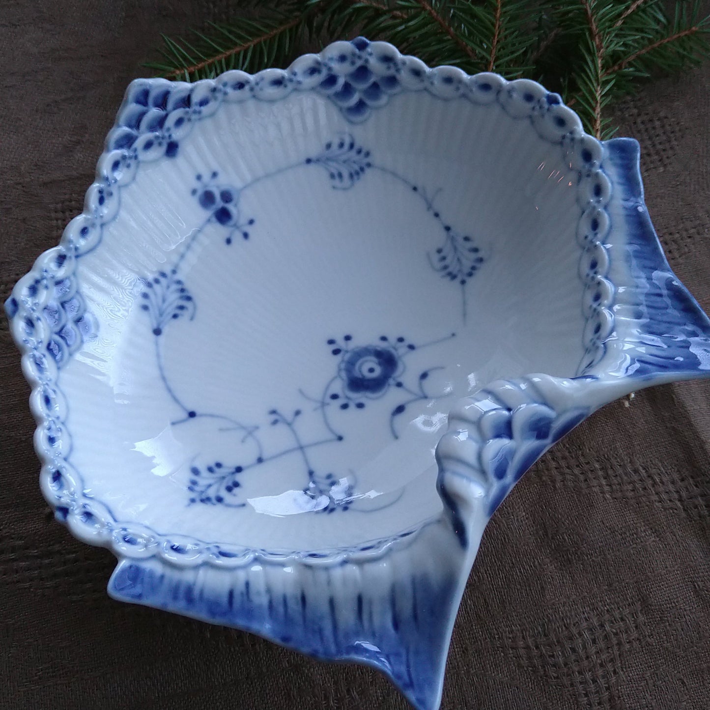 1966年のRoyalCopenhagenブルーフルーテッドハーフレースの貝型ピックルディッシュ/BlueFlutedHalfLaceShellPickleDish