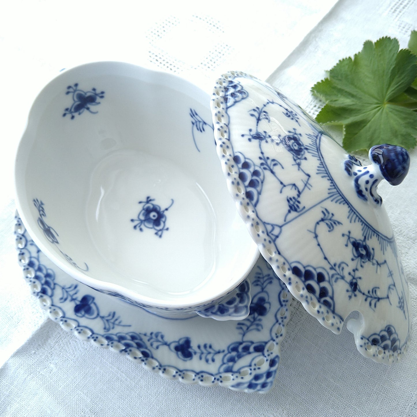 1969～1979年RoyalCopenhagenブルーフルーテッドフルレース蓋つきソースボードSauceBoatWithCoverAndStand400ml24㎝L