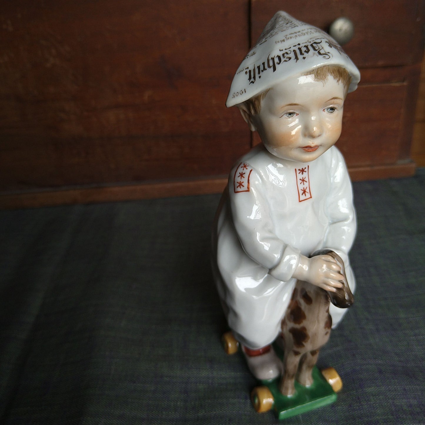 Meissen1905～1924年のヘンチェルの子供達/木馬で遊ぶ子 高さ約17㎝幅約6.5㎝W