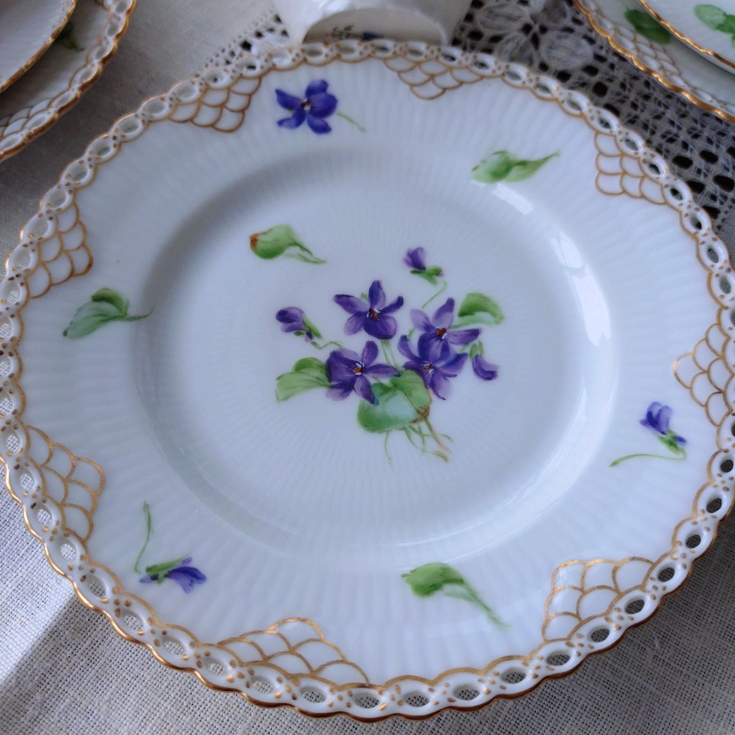 1870-1890年RoyalCopenhagenの紫のスミレのモカカップソーサー/デミタスと小さなケーキプレート直径約14.5㎝Dのトリオ
