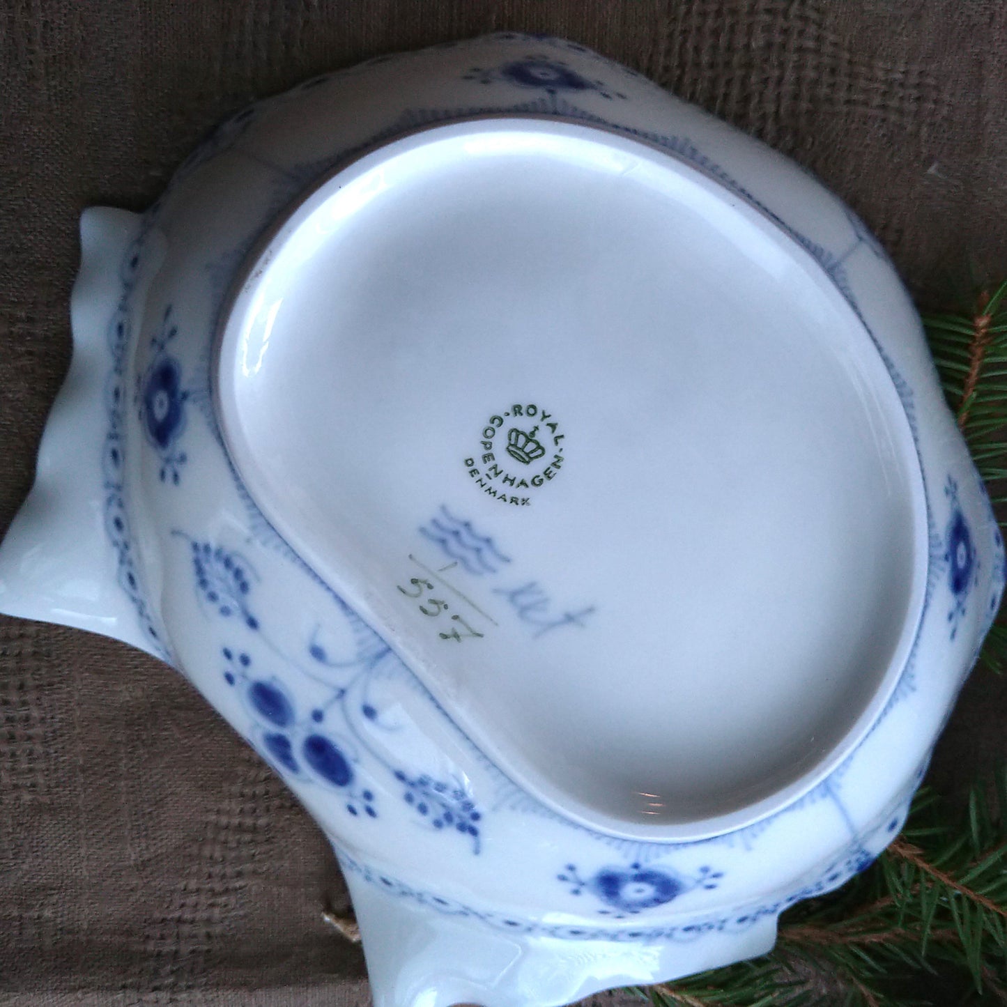 1966年のRoyalCopenhagenブルーフルーテッドハーフレースの貝型ピックルディッシュ/BlueFlutedHalfLaceShellPickleDish