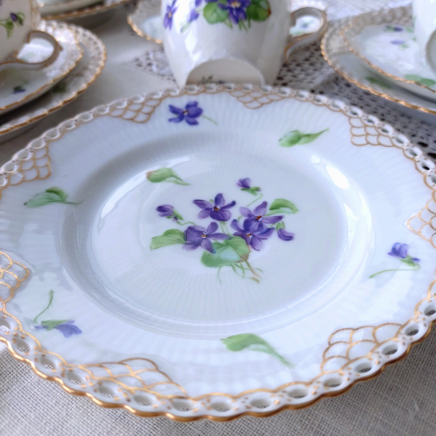 1870-1890年RoyalCopenhagenの紫のスミレのモカカップソーサー/デミタスと小さなケーキプレート直径約14.5㎝Dのトリオ