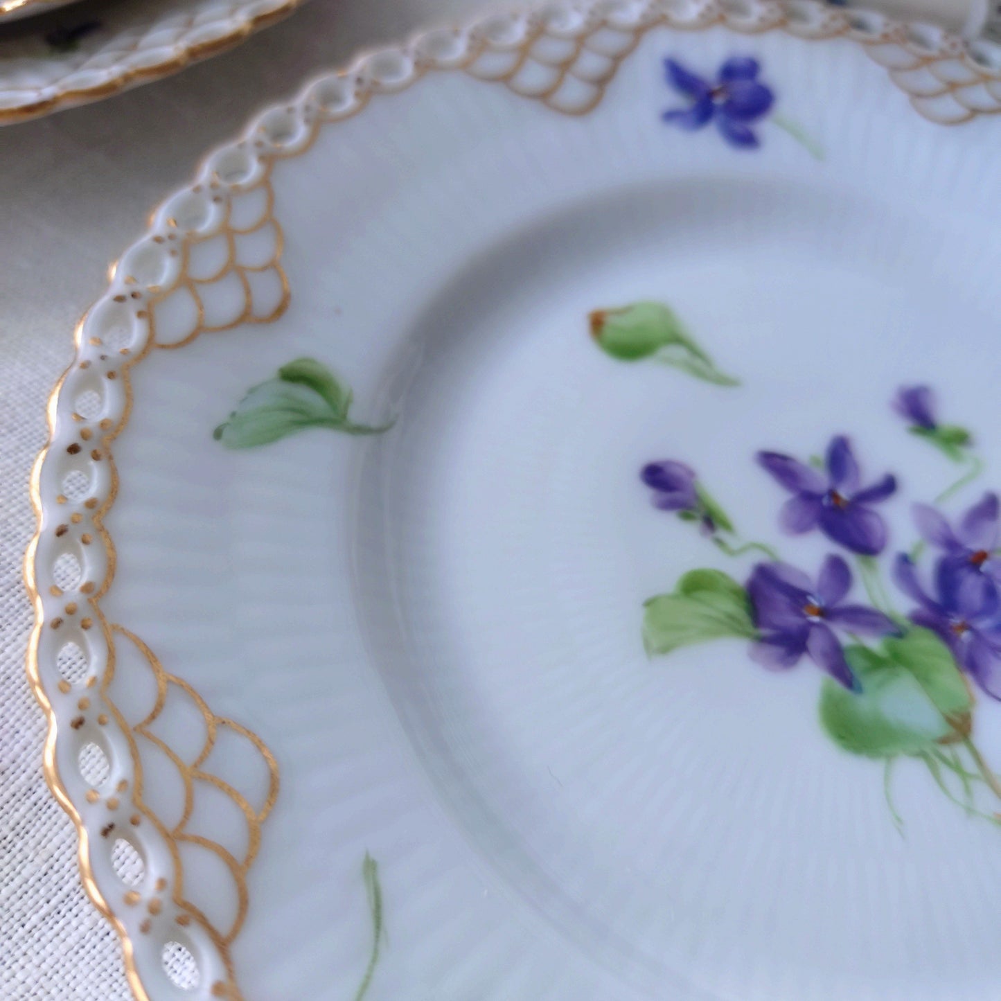 1870-1890年RoyalCopenhagenの紫のスミレのモカカップソーサー/デミタスと小さなケーキプレート直径約14.5㎝Dのトリオ