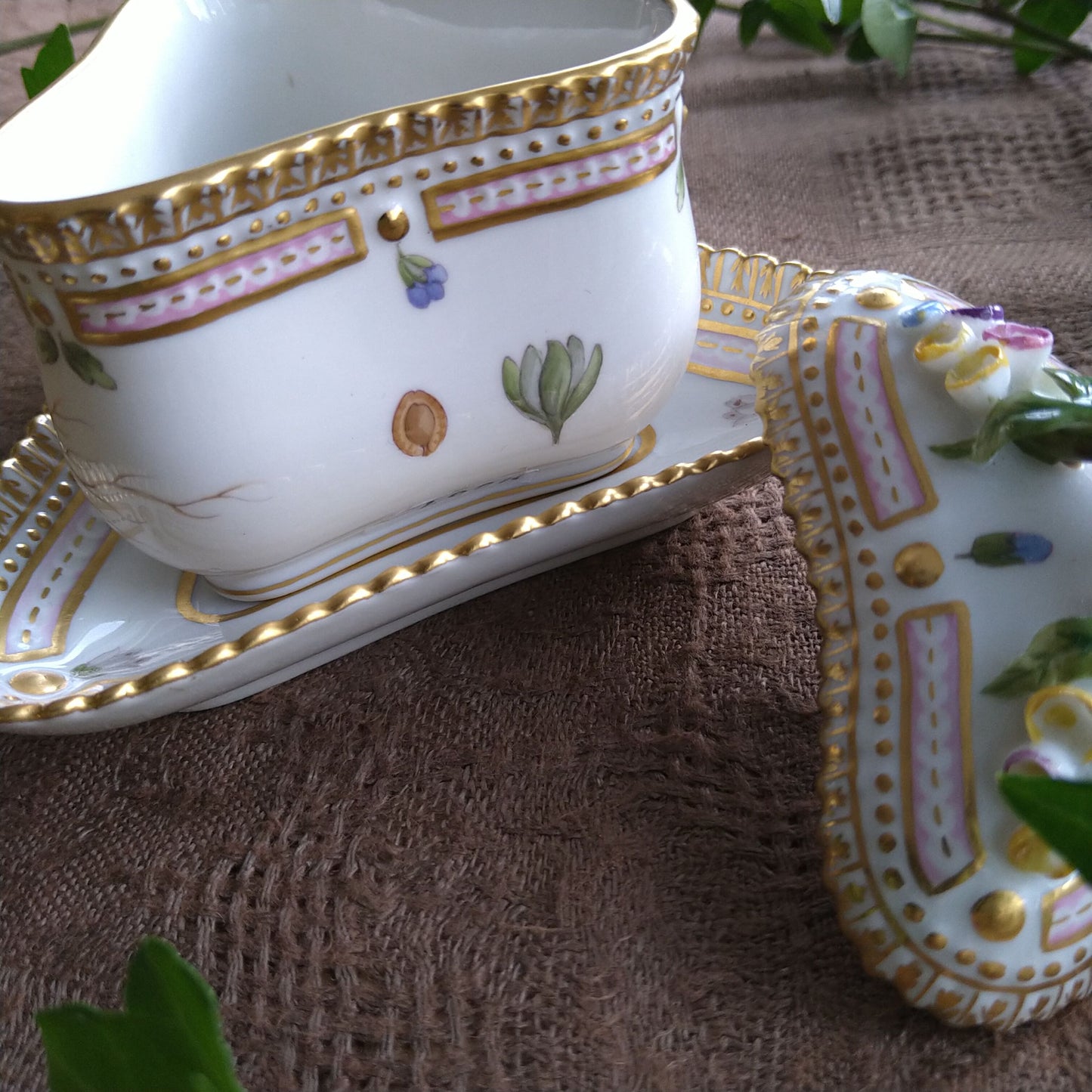 1960年代のRoyalCopenhagenフローラダニカ三角シトロンカップソーサー花はヴェロニカです。/FloraDanicaCitronCupSaucer