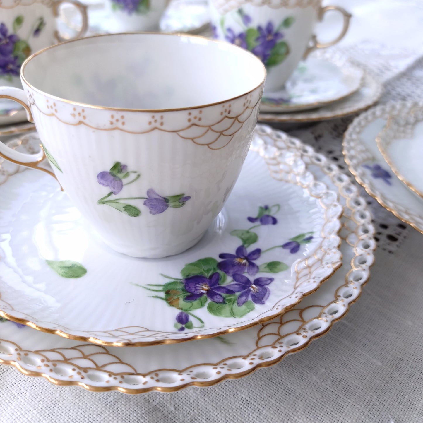 1870-1890年RoyalCopenhagenの紫のスミレのモカカップソーサー/デミタスと小さなケーキプレート直径約14.5㎝Dのトリオ