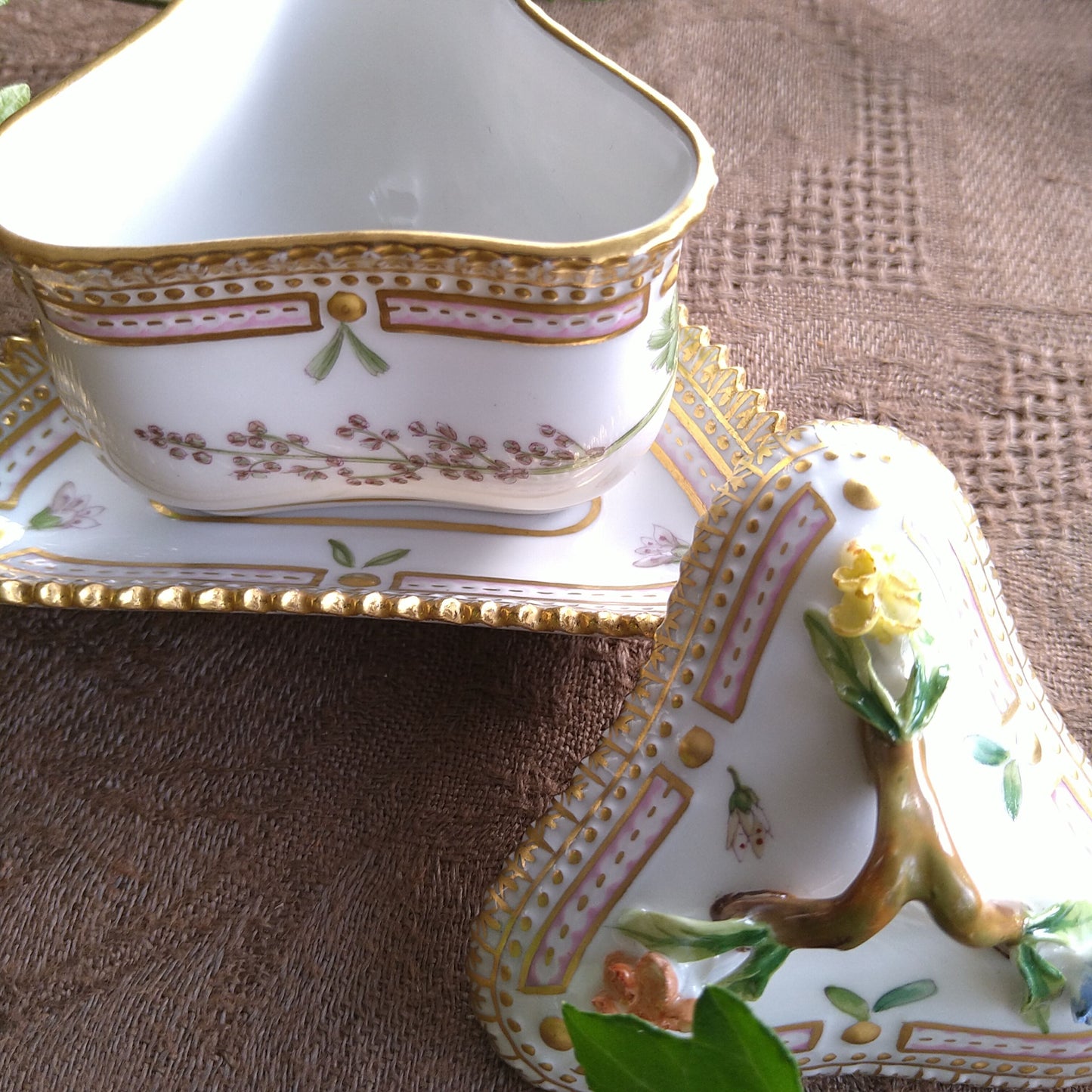 1960年代のRoyalCopenhagenフローラダニカの3角シトロンカップソーサー、花はハナワラビです。/FloraDanicaCitronCupSaucer