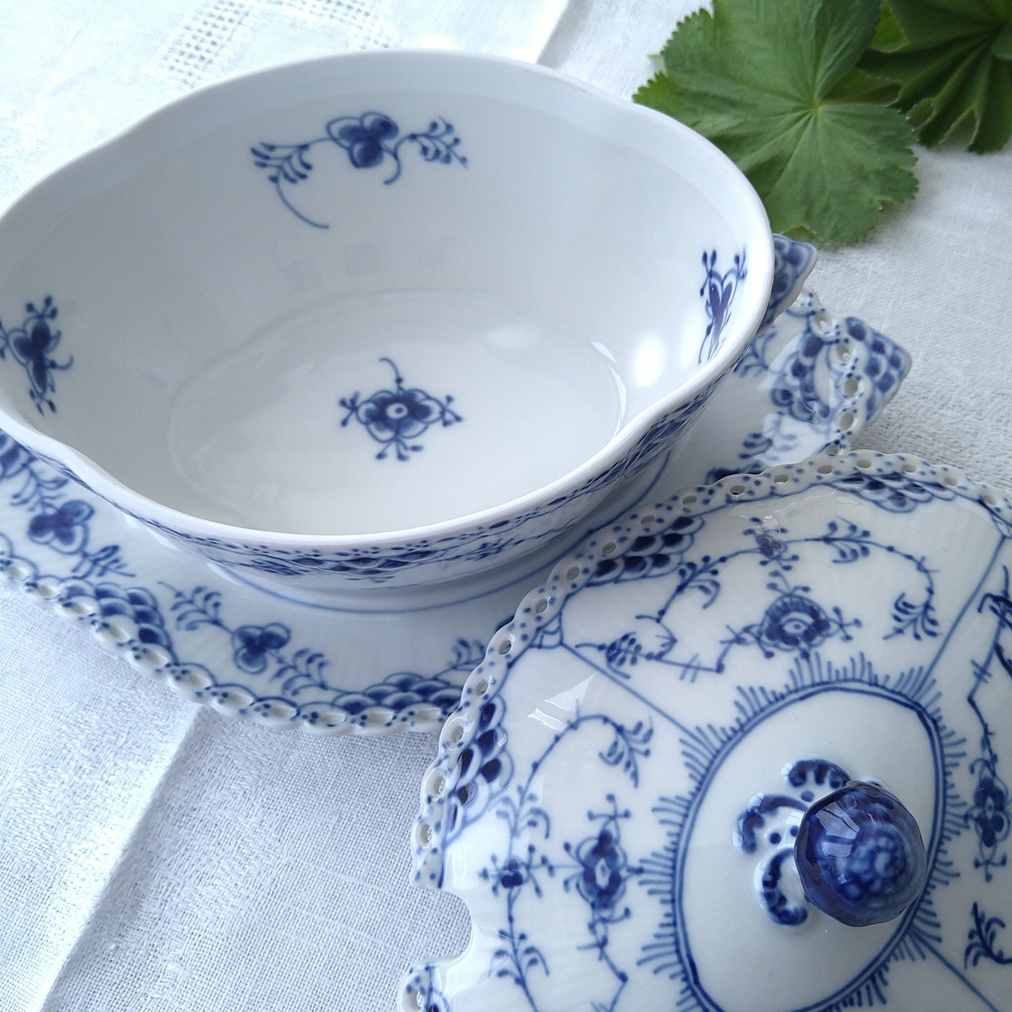 1969～1979年RoyalCopenhagenブルーフルーテッドフルレース蓋つきソースボードSauceBoatWithCoverAndStand400ml24㎝L