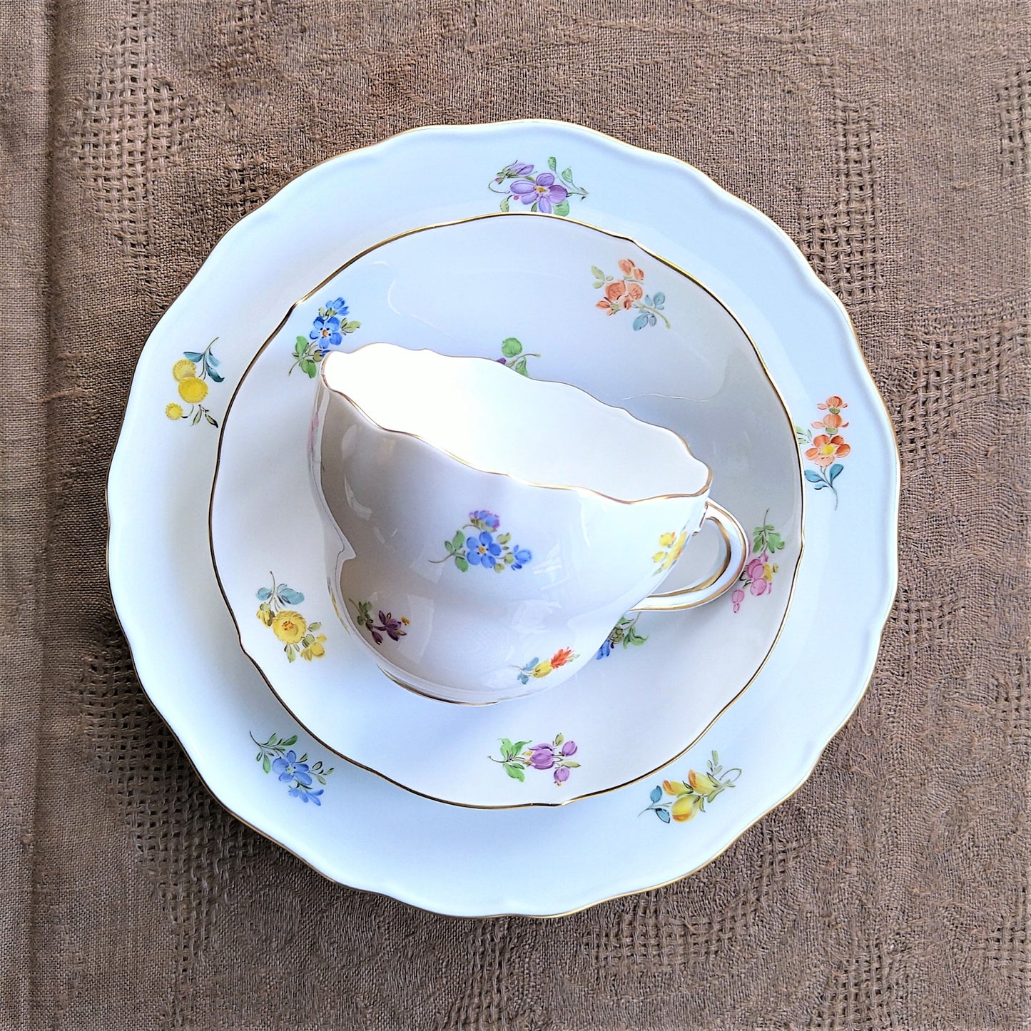 Meissenマイセンの色小花のコーヒーカップソーサーとケーキプレートのトリオ/trio