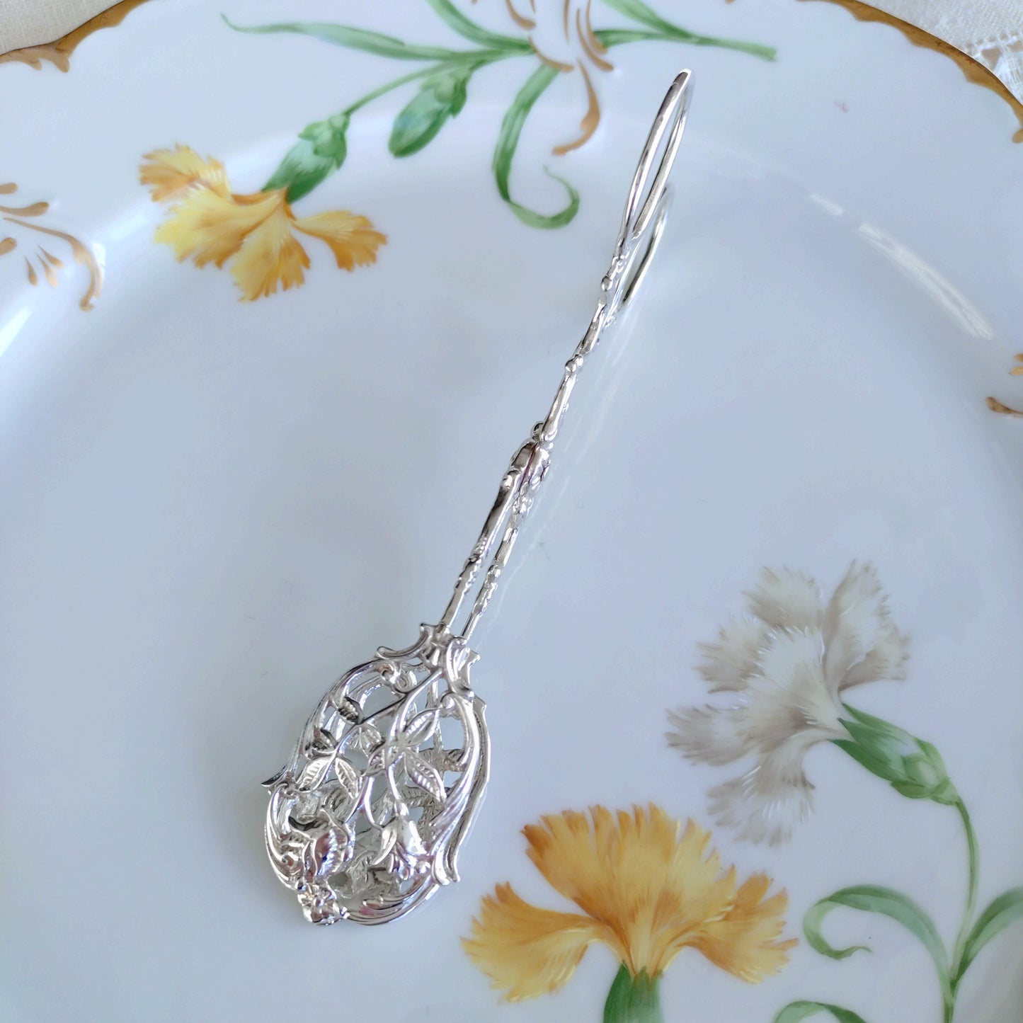 1960年スウェーデンのシルバーケーキトング🌹2輪のバラのレリーフ長さ約12.5㎝L小さめ。