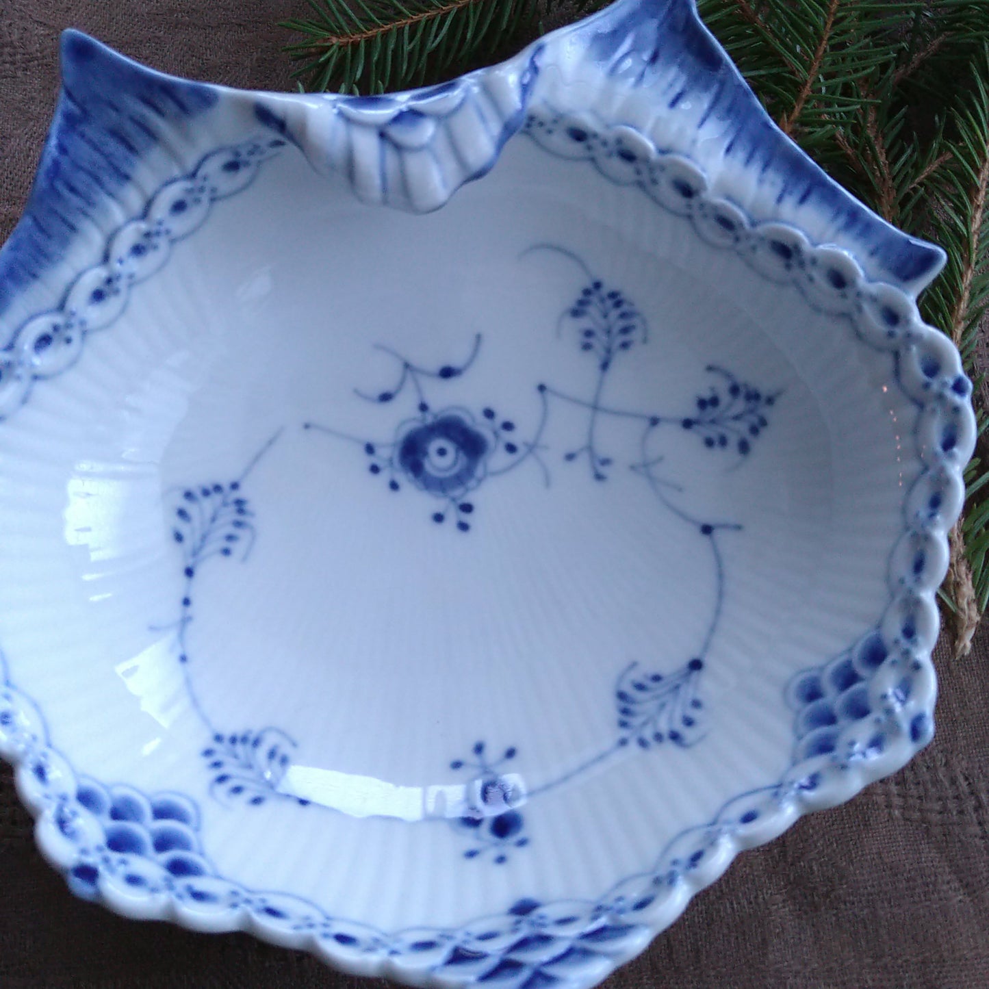 1966年のRoyalCopenhagenブルーフルーテッドハーフレースの貝型ピックルディッシュ/BlueFlutedHalfLaceShellPickleDish