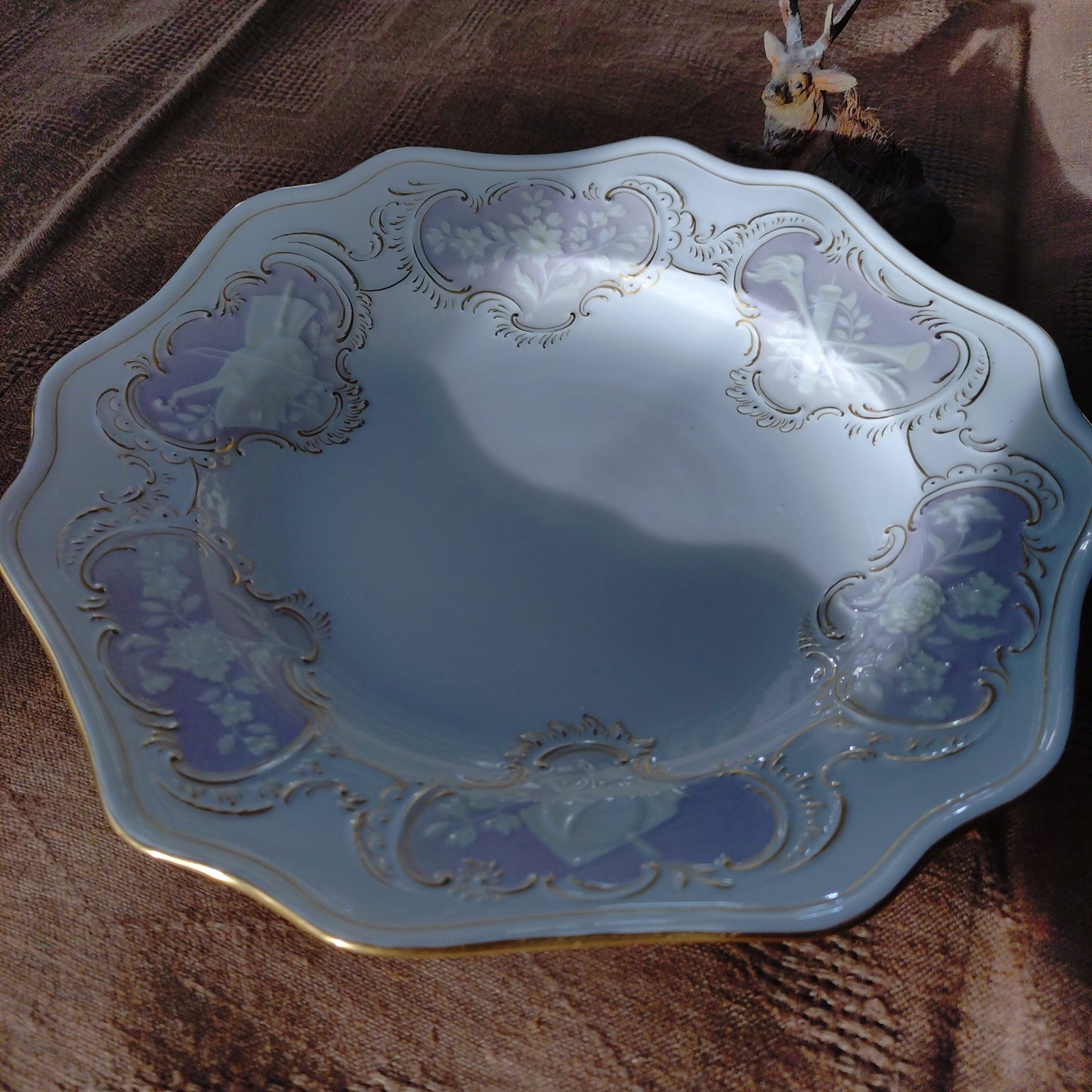 1924年以前Meissen直径約25㎝D/淡い紫ピンクの6つの窓に花と寓意のいろいろPâte-sur-Pâte