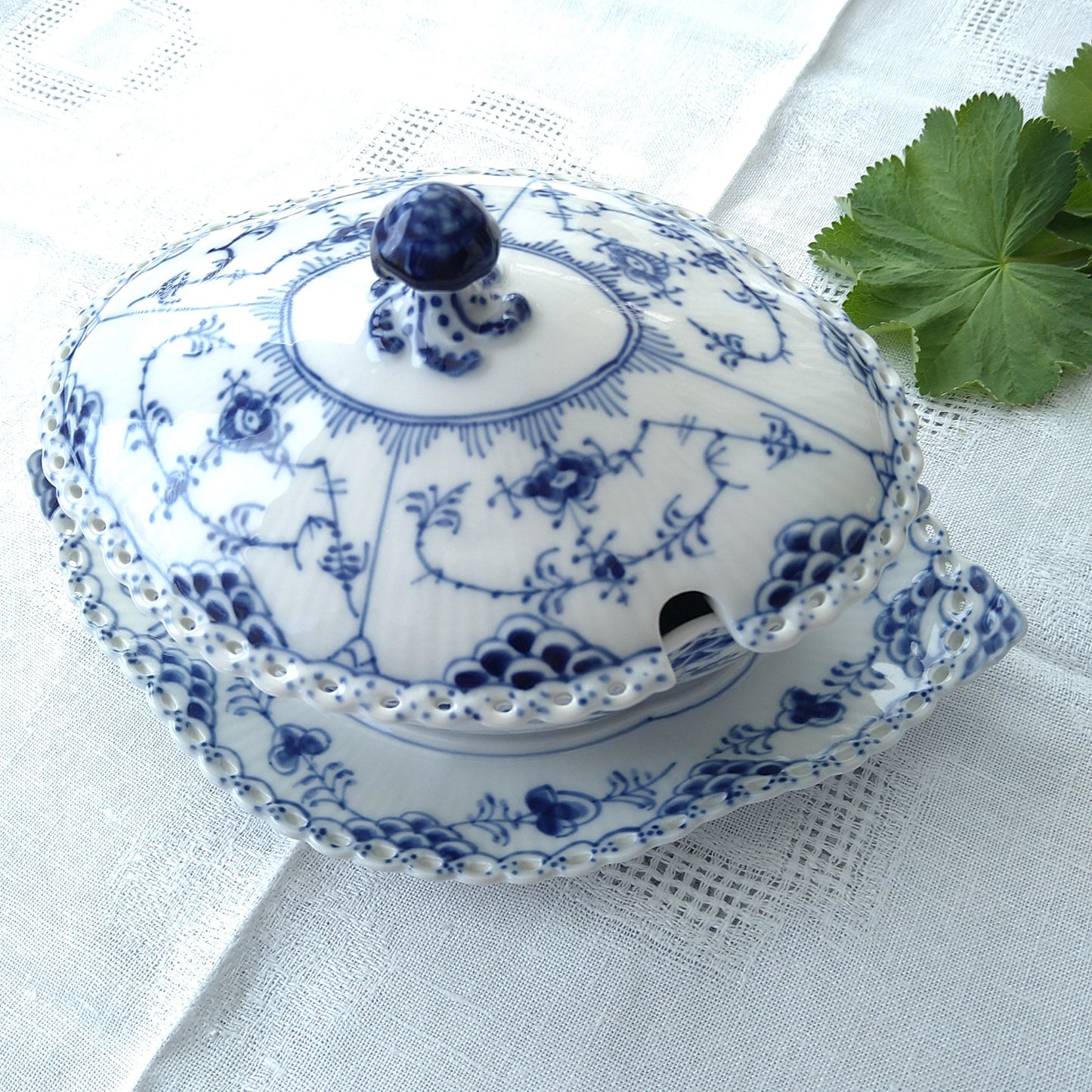 1969～1979年RoyalCopenhagenブルーフルーテッドフルレース蓋つきソースボードSauceBoatWithCoverAndStand400ml24㎝L