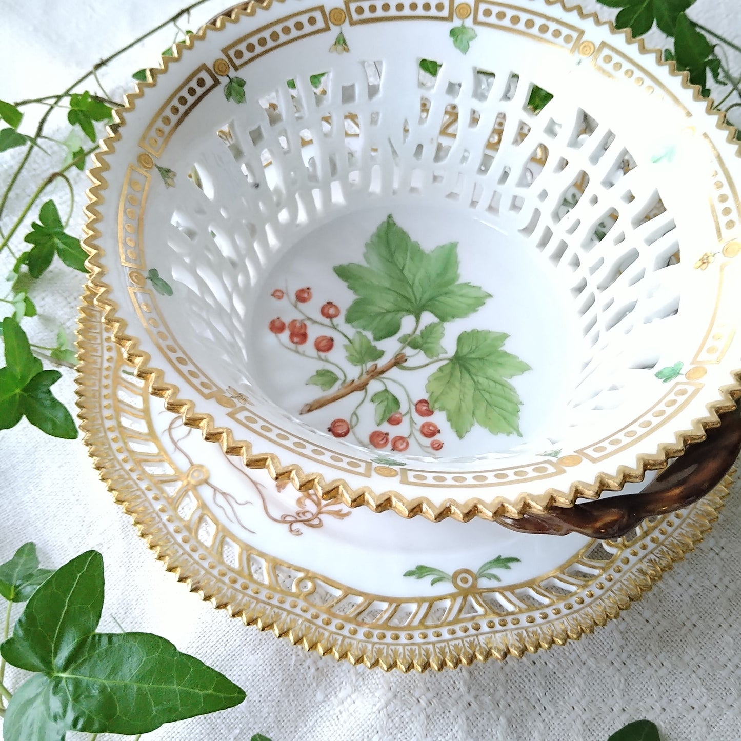 1894年～1900年のRoyalCopenhagenフローラダニカ、フサスグリのバスケット 高さ約8㎝H、直径約18.5㎝D/FloraDanicaBasket