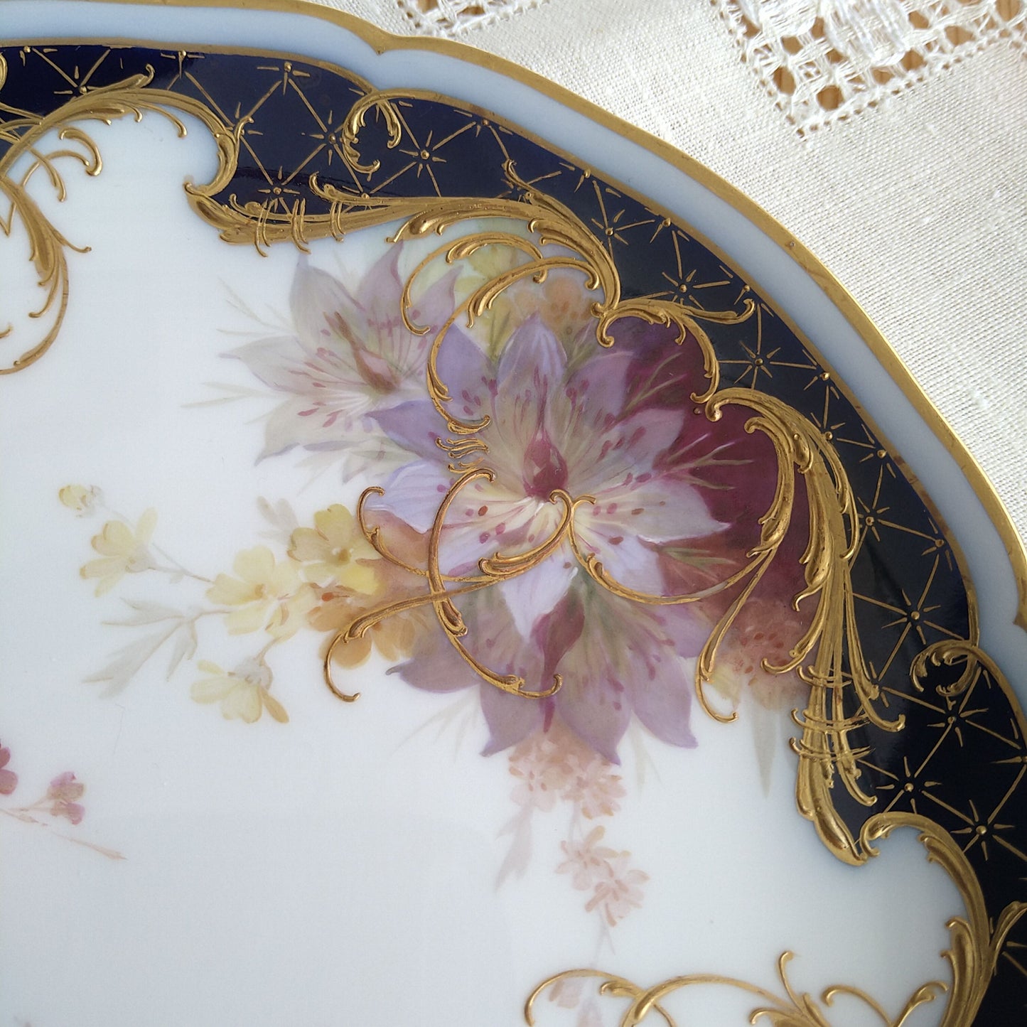 1912年KPMベルリンのソフトペインティングの花々とコバルトラウンドのお皿直径約22㎝D
