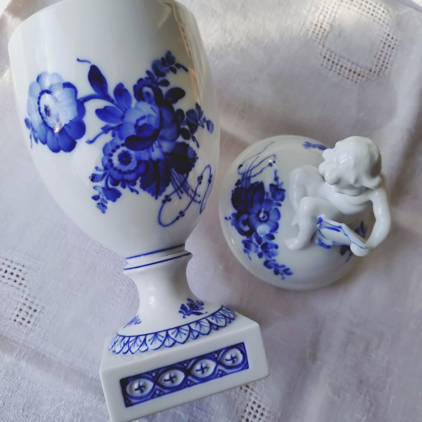 1948年のRoyalCopenhagenブルーフラワーの人形の蓋付きベース、小物入れは高さ約28.5㎝H