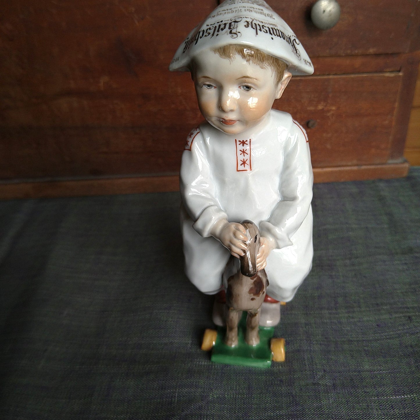 Meissen1905～1924年のヘンチェルの子供達/木馬で遊ぶ子 高さ約17㎝幅約6.5㎝W