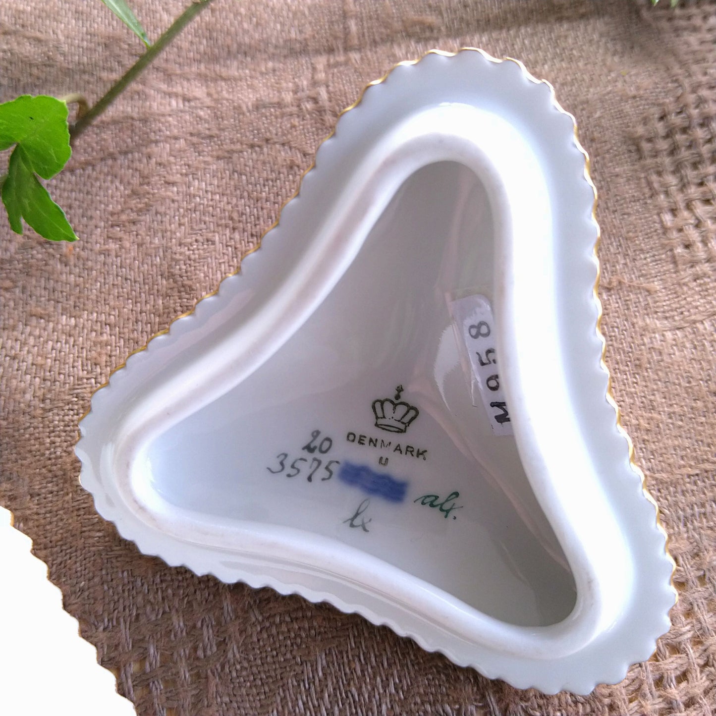 1960年代のRoyalCopenhagenフローラダニカの3角シトロンカップソーサー、花はハナワラビです。/FloraDanicaCitronCupSaucer