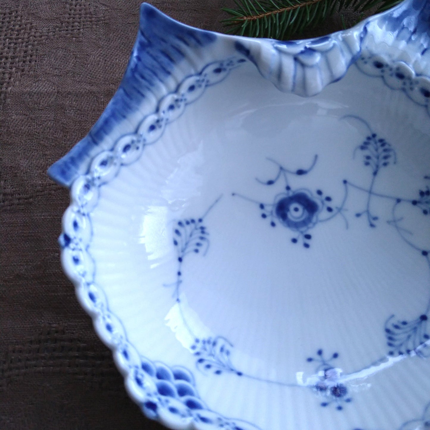 1966年のRoyalCopenhagenブルーフルーテッドハーフレースの貝型ピックルディッシュ/BlueFlutedHalfLaceShellPickleDish