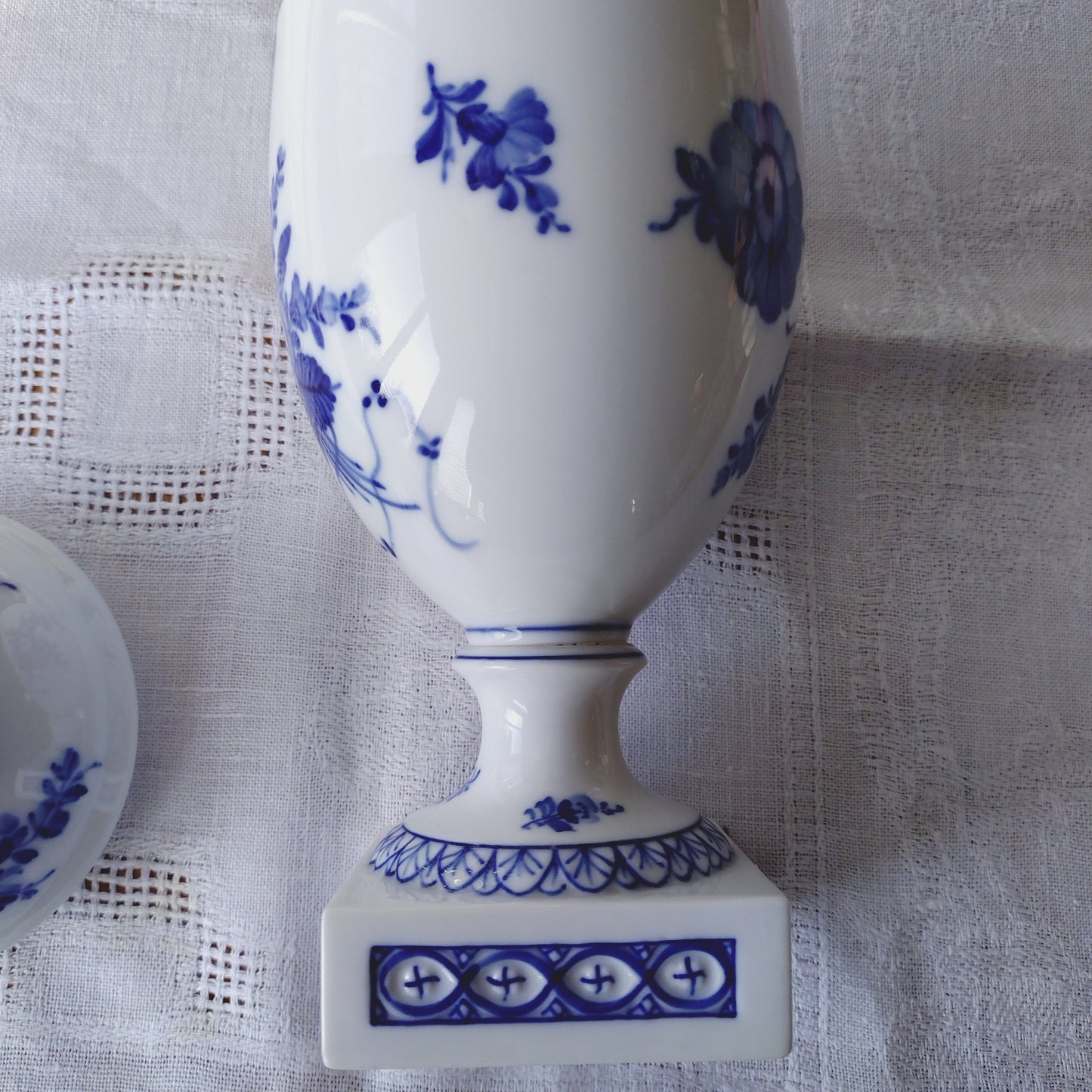1948年のRoyalCopenhagenブルーフラワーの人形の蓋付きベース、小物入れは高さ約28.5㎝H