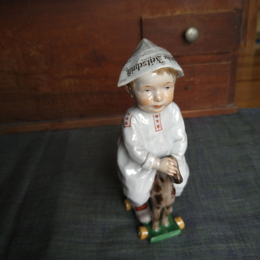 Meissen1905～1924年のヘンチェルの子供達/木馬で遊ぶ子 高さ約17㎝幅約6.5㎝W