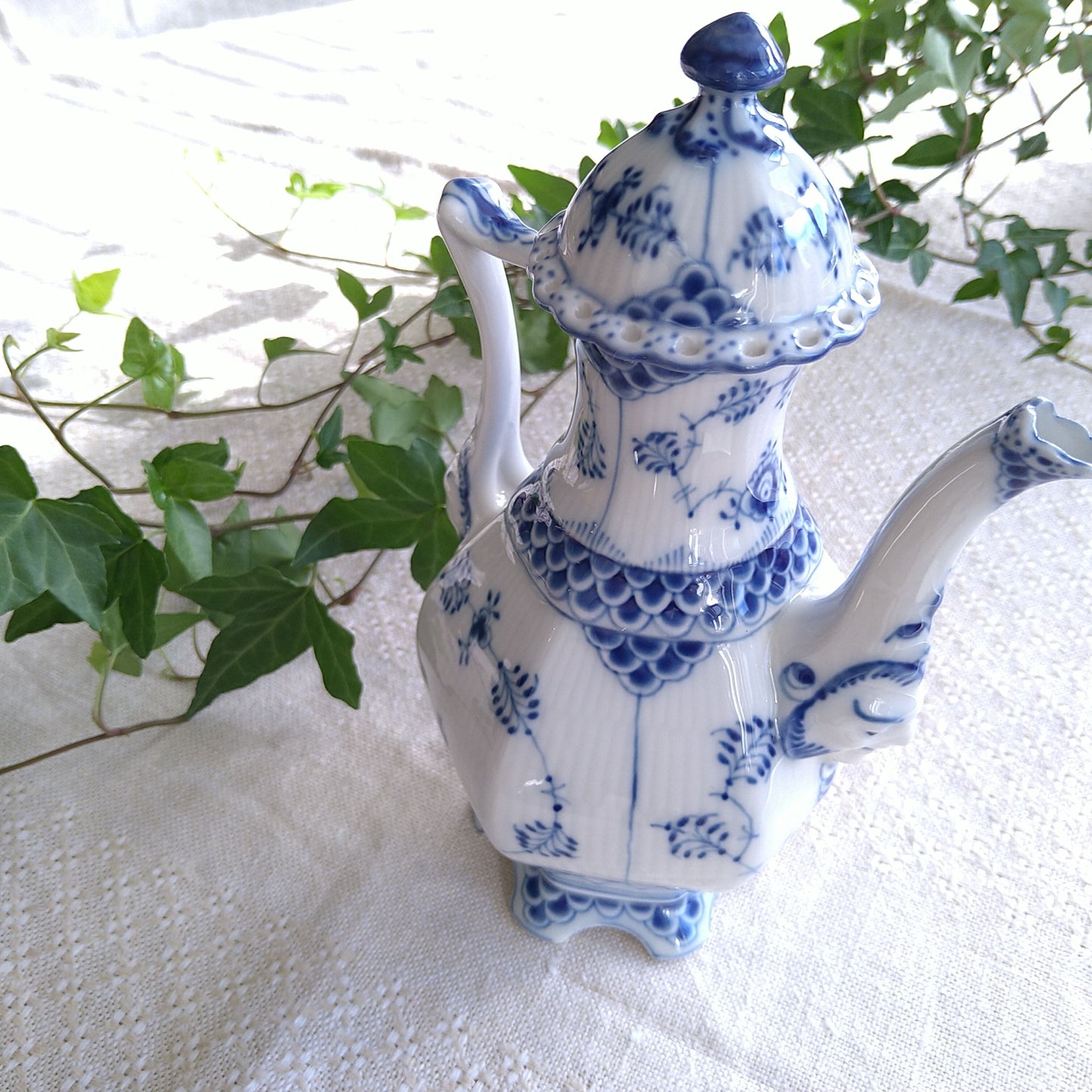1980～1984年のRoyalCopenhagenのフルレースのモカポットは型番号1030高さ約21㎝Hです。