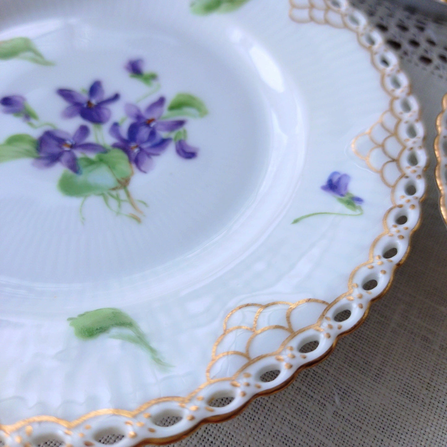 1870-1890年RoyalCopenhagenの紫のスミレのモカカップソーサー/デミタスと小さなケーキプレート直径約14.5㎝Dのトリオ