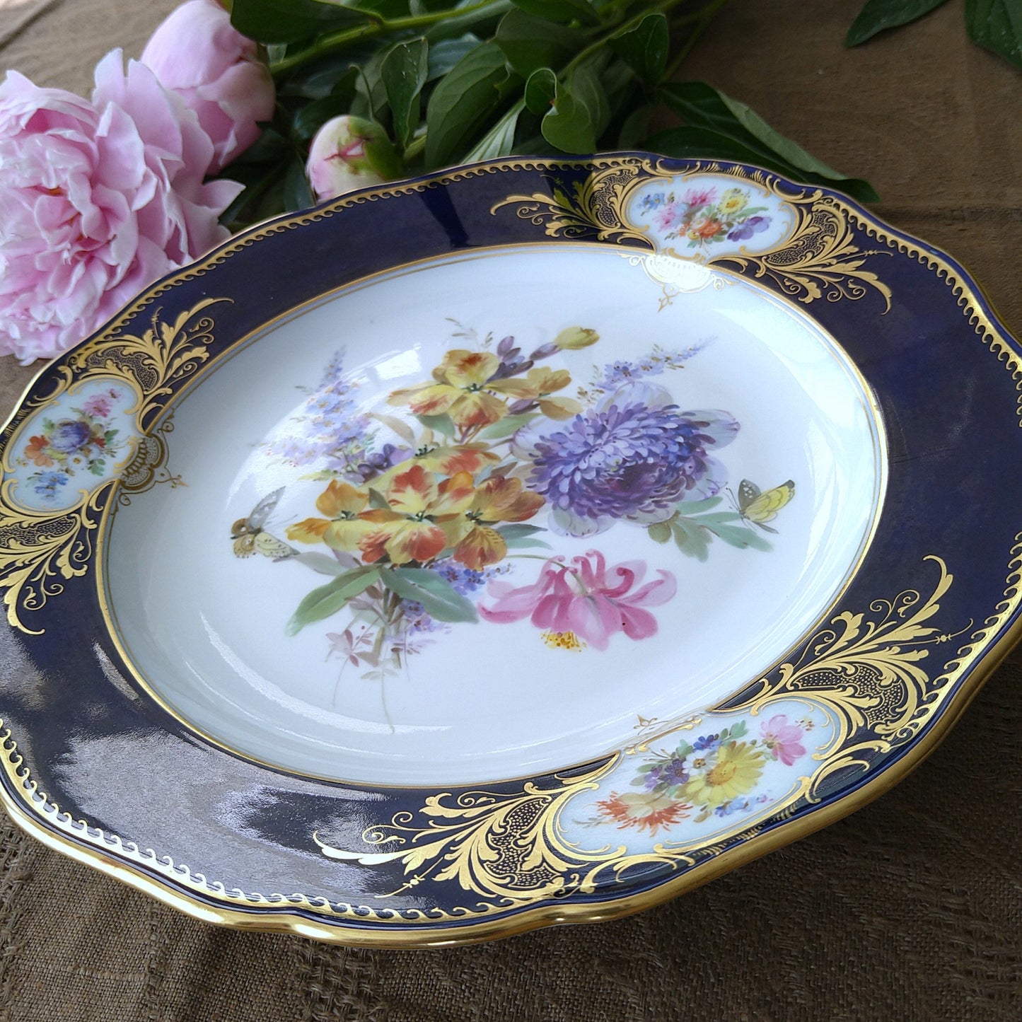 1850～1924年Meissenコバルトフォンドプレート直径約25cmD青紫の花とアストロメリアのブーケ