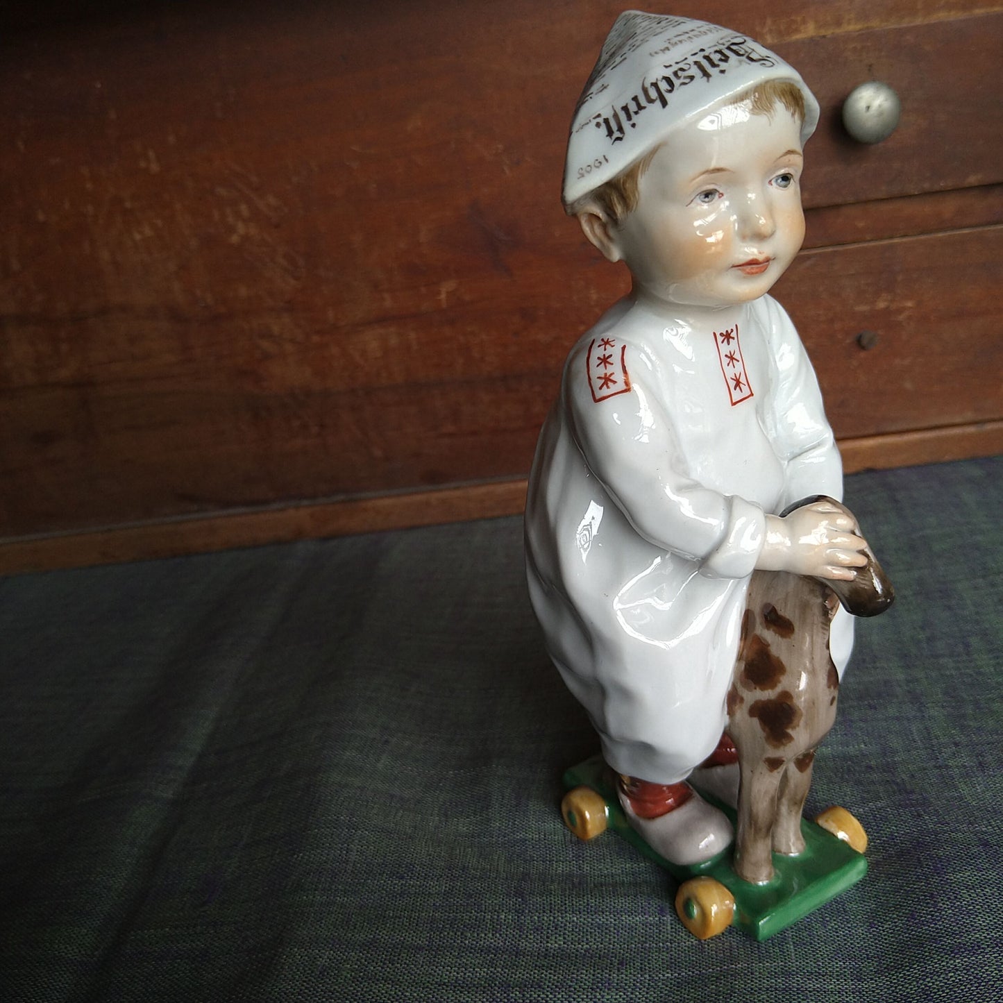 Meissen1905～1924年のヘンチェルの子供達/木馬で遊ぶ子 高さ約17㎝幅約6.5㎝W