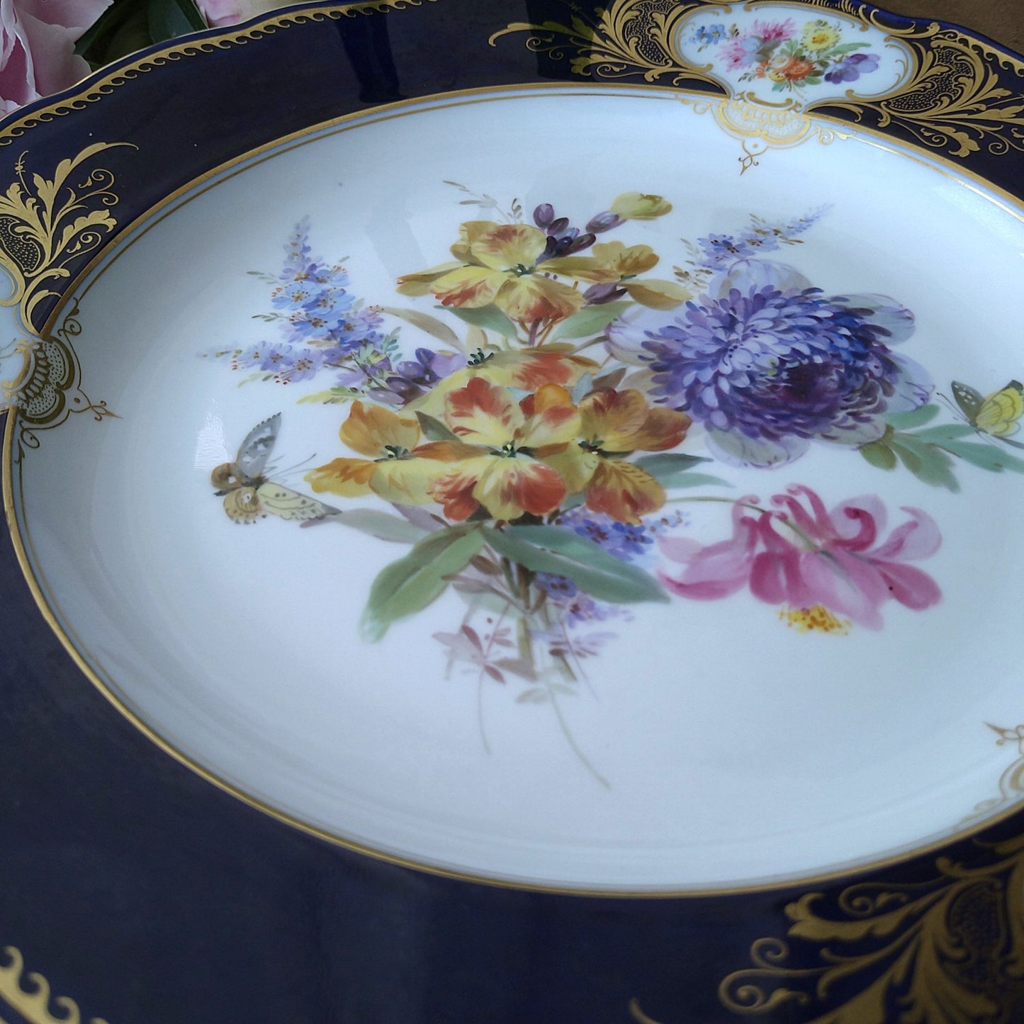 1850～1924年Meissenコバルトフォンドプレート直径約25cmD青紫の花とアストロメリアのブーケ