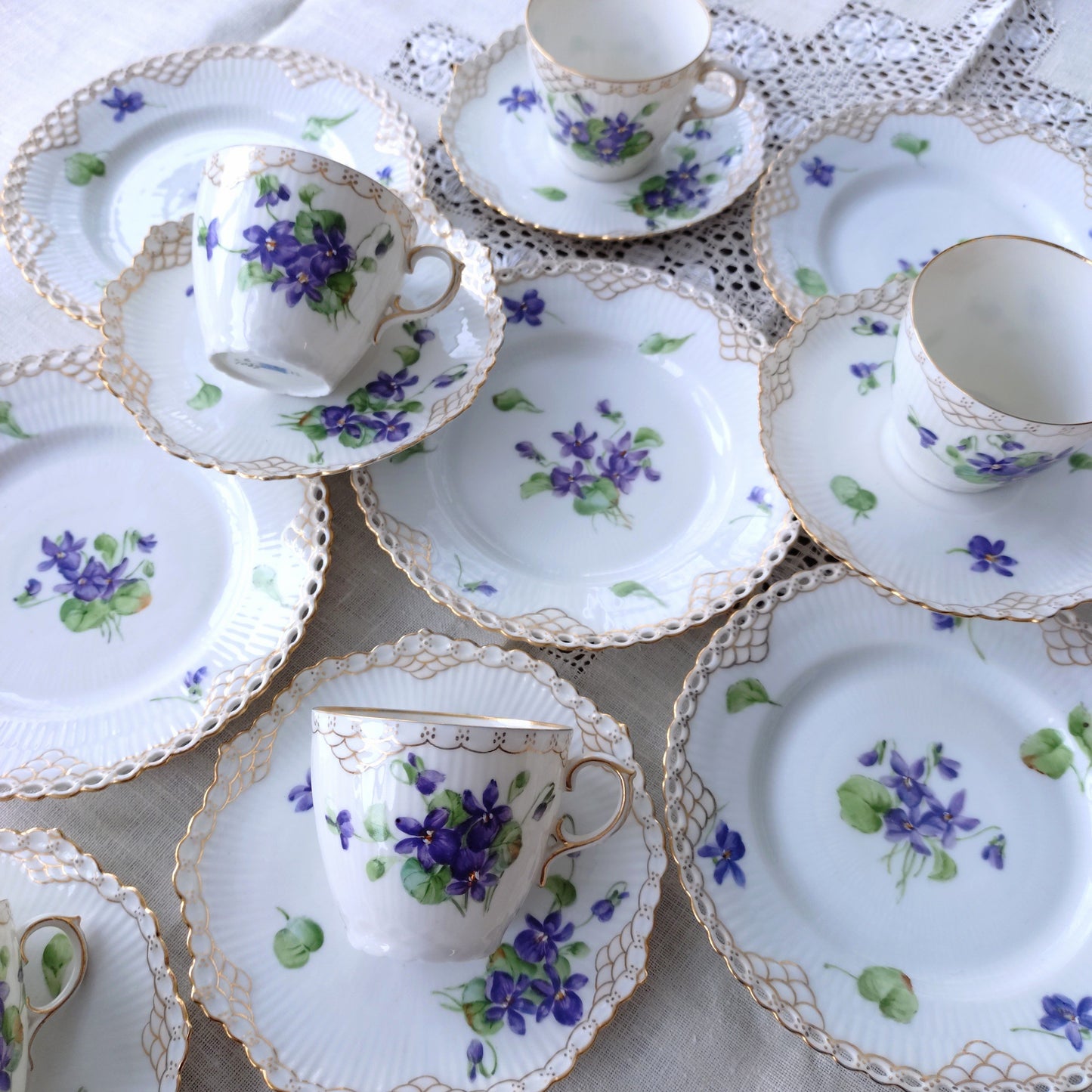 1870-1890年RoyalCopenhagenの紫のスミレのモカカップソーサー/デミタスと小さなケーキプレート直径約14.5㎝Dのトリオ