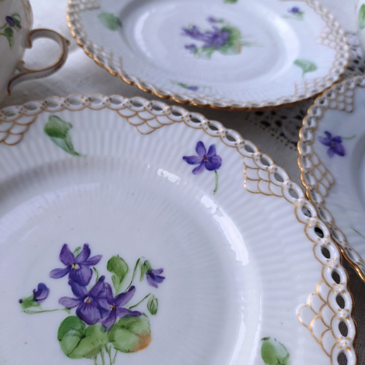 1870-1890年RoyalCopenhagenの紫のスミレのモカカップソーサー/デミタスと小さなケーキプレート直径約14.5㎝Dのトリオ