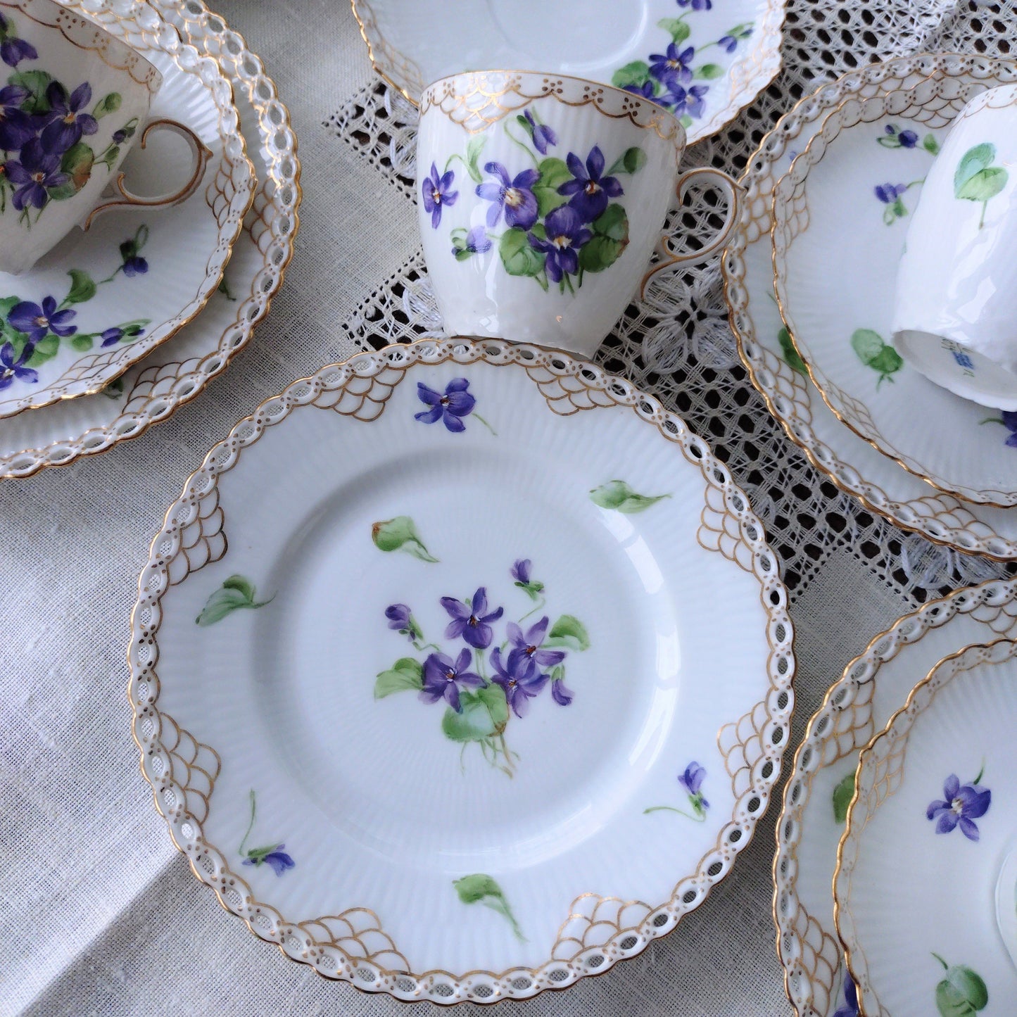 1870-1890年RoyalCopenhagenの紫のスミレのモカカップソーサー/デミタスと小さなケーキプレート直径約14.5㎝Dのトリオ
