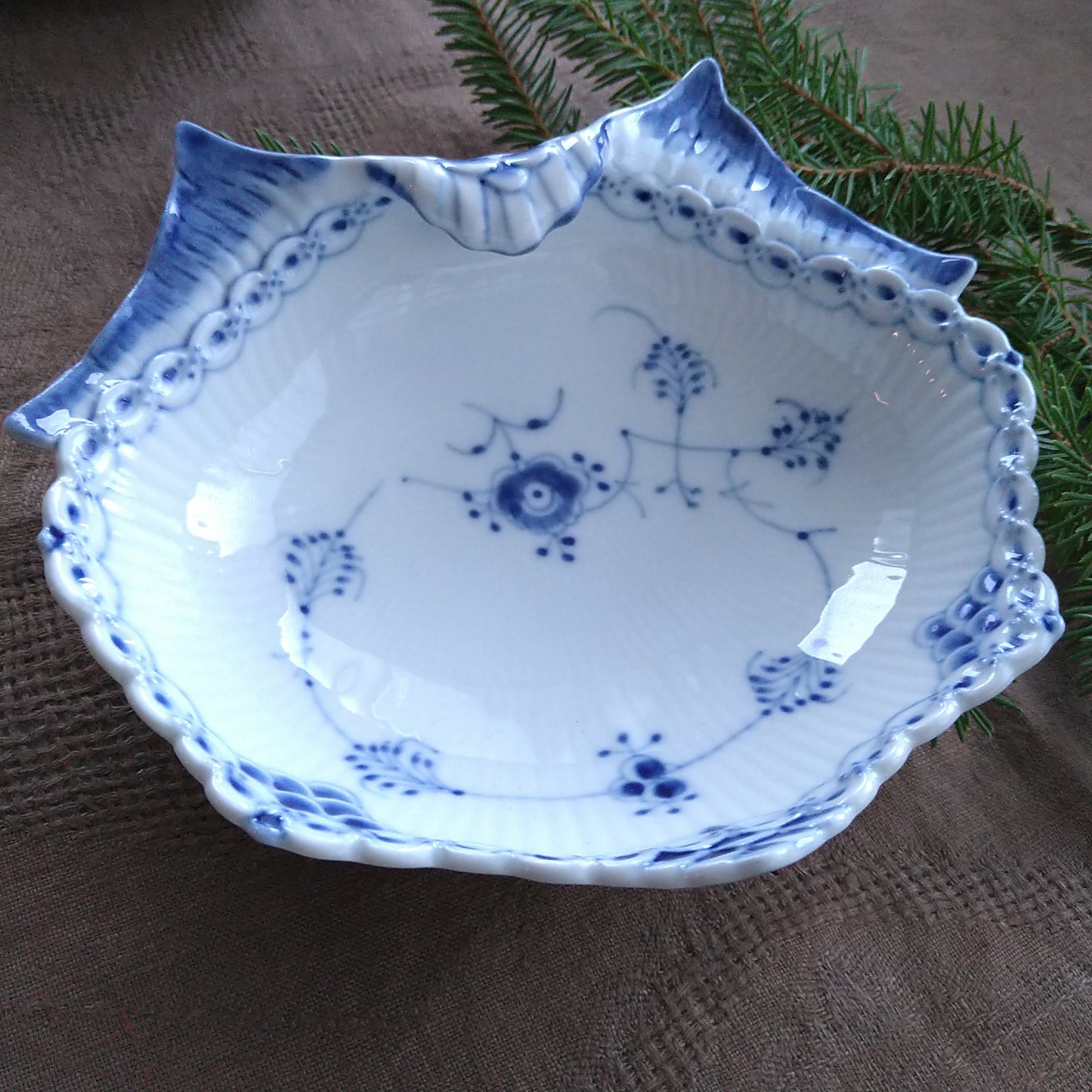 1966年のRoyalCopenhagenブルーフルーテッドハーフレースの貝型ピックルディッシュ/BlueFlutedHalfLaceShellPickleDish